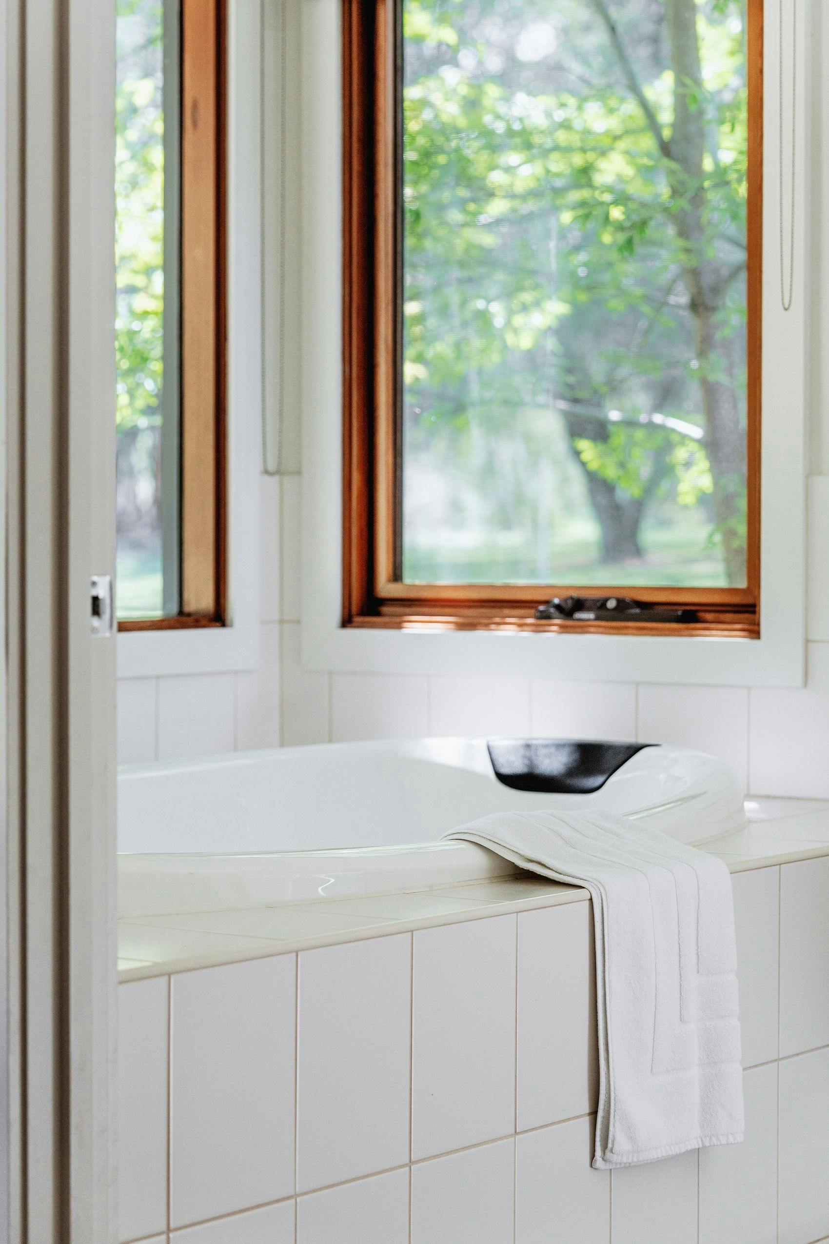 Couple Spa with view to the Delatite River