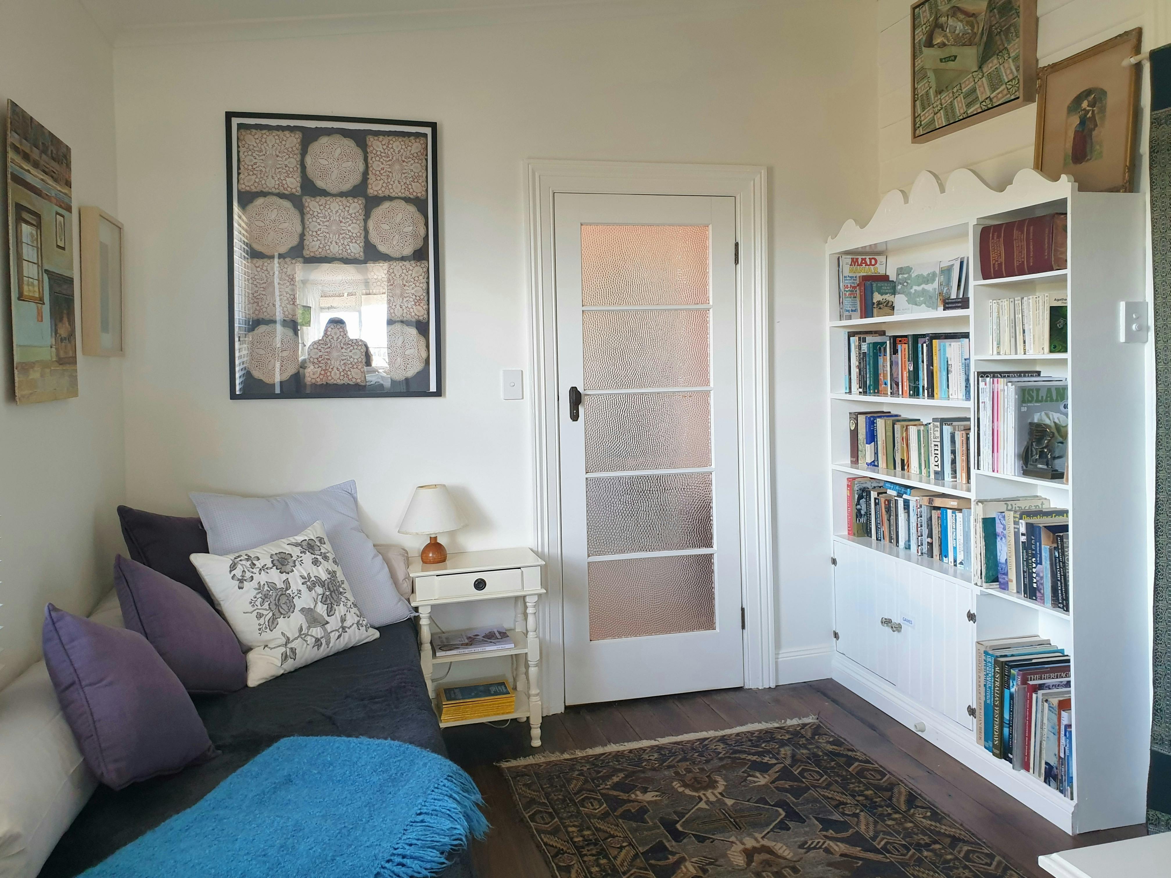 Huon Belle Homestead has a separate Libary Room with a day bed and desk