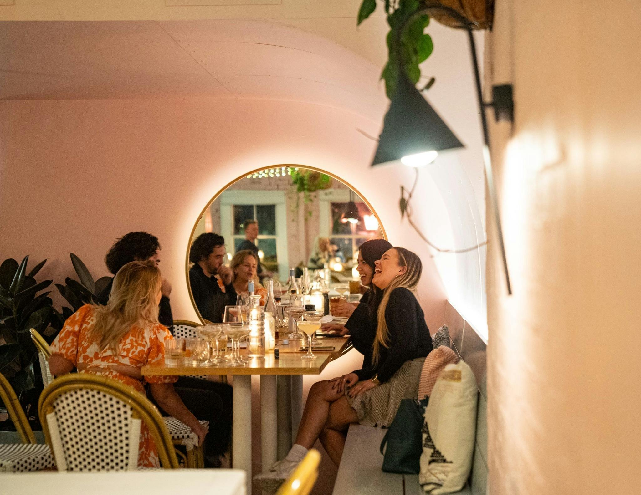 坐在查理·格萊布 (Charlie Glebe) 餐廳裡的顧客