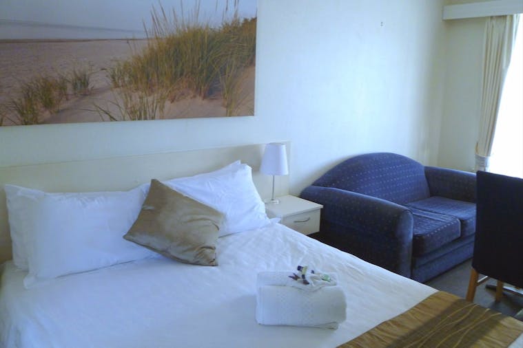 DELUXE QUEEN ROOM 13