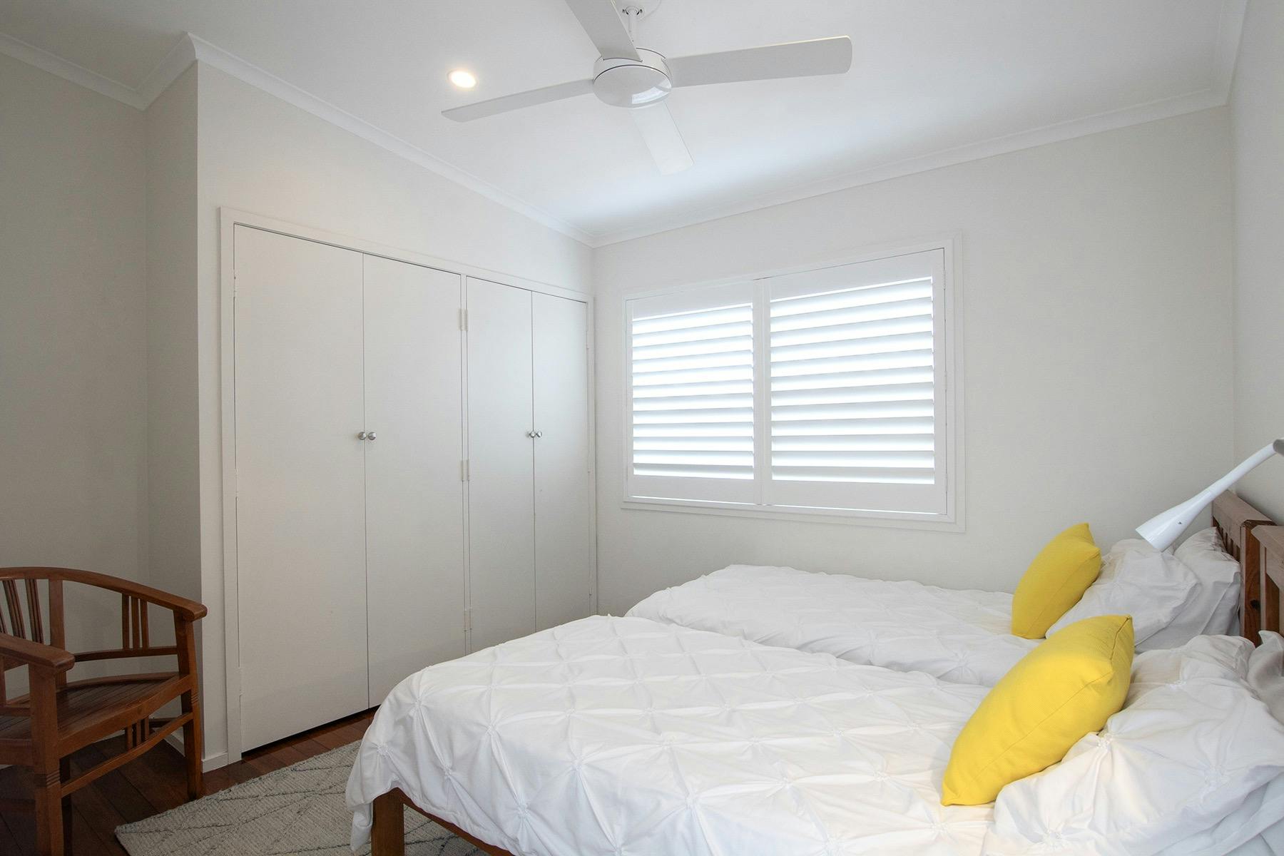 싱글 침대 2개가 있는 현대적이고 편안한 침실