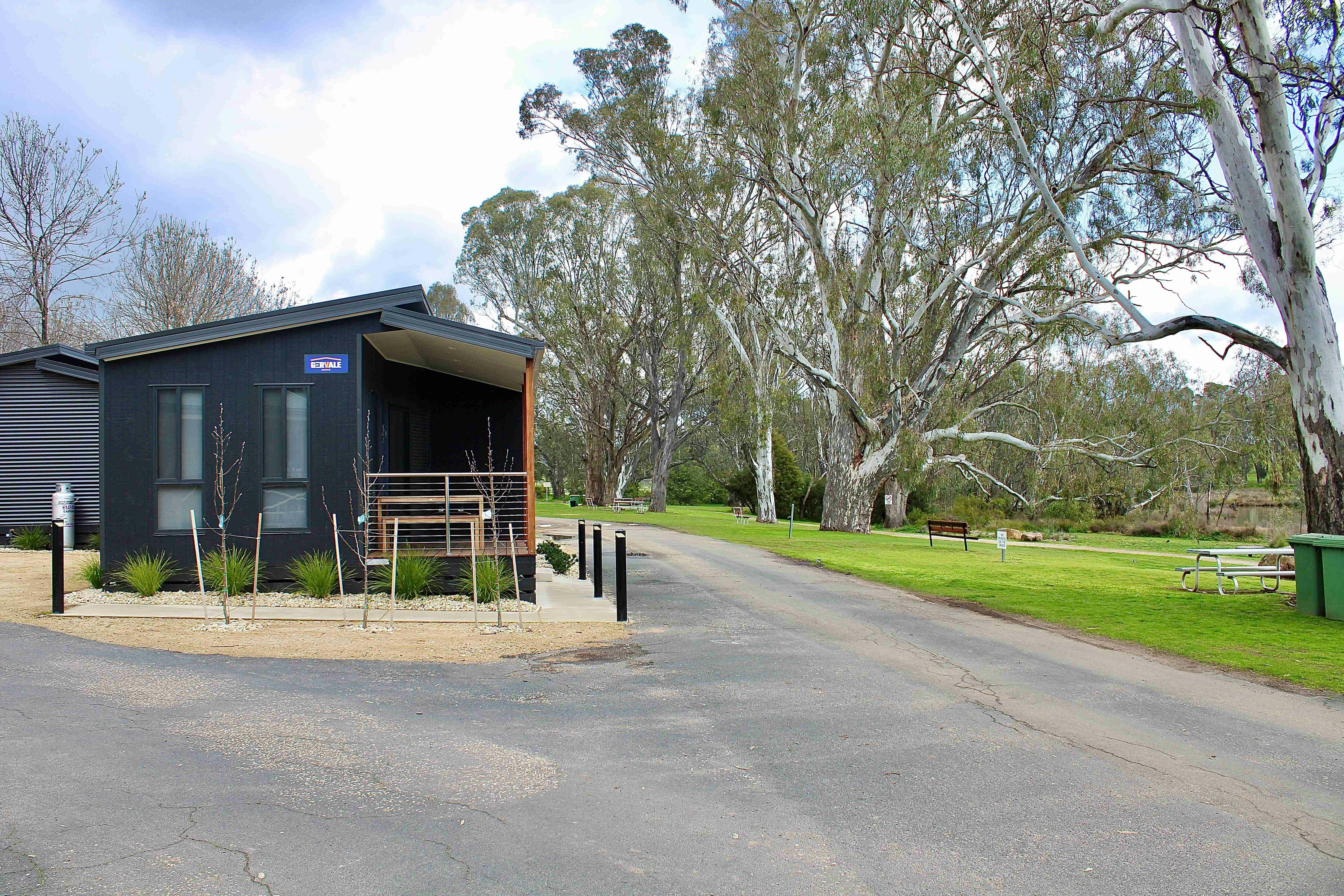 NEW Deluxe Lakeview Cabin - Sleeps 5