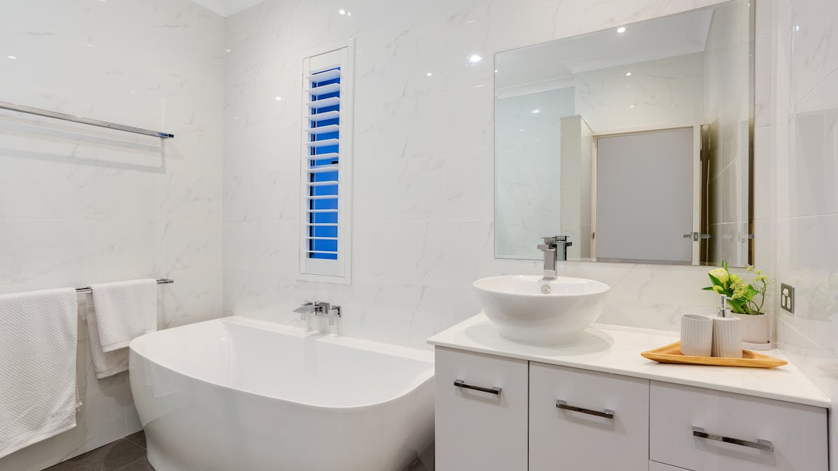 Nell's Place - Main Bathroom