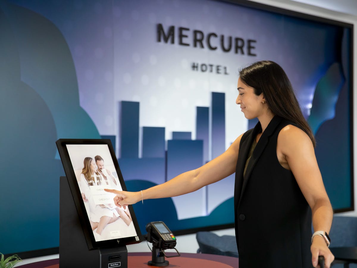 Self check-in / check-out stand