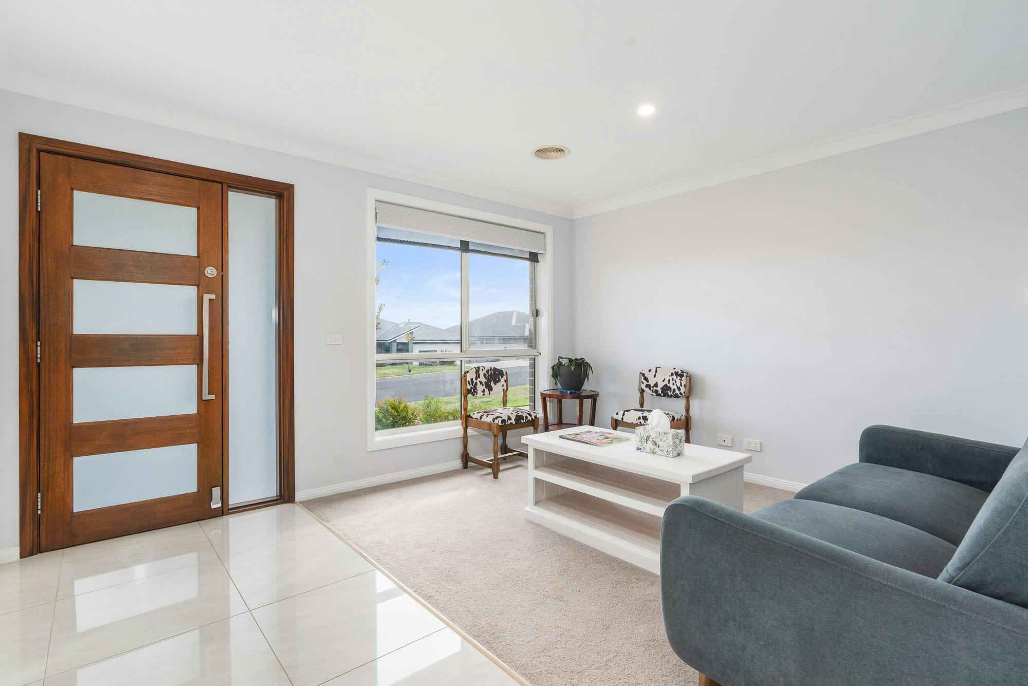 현관에 소파와 커피 테이블이 있는 거실