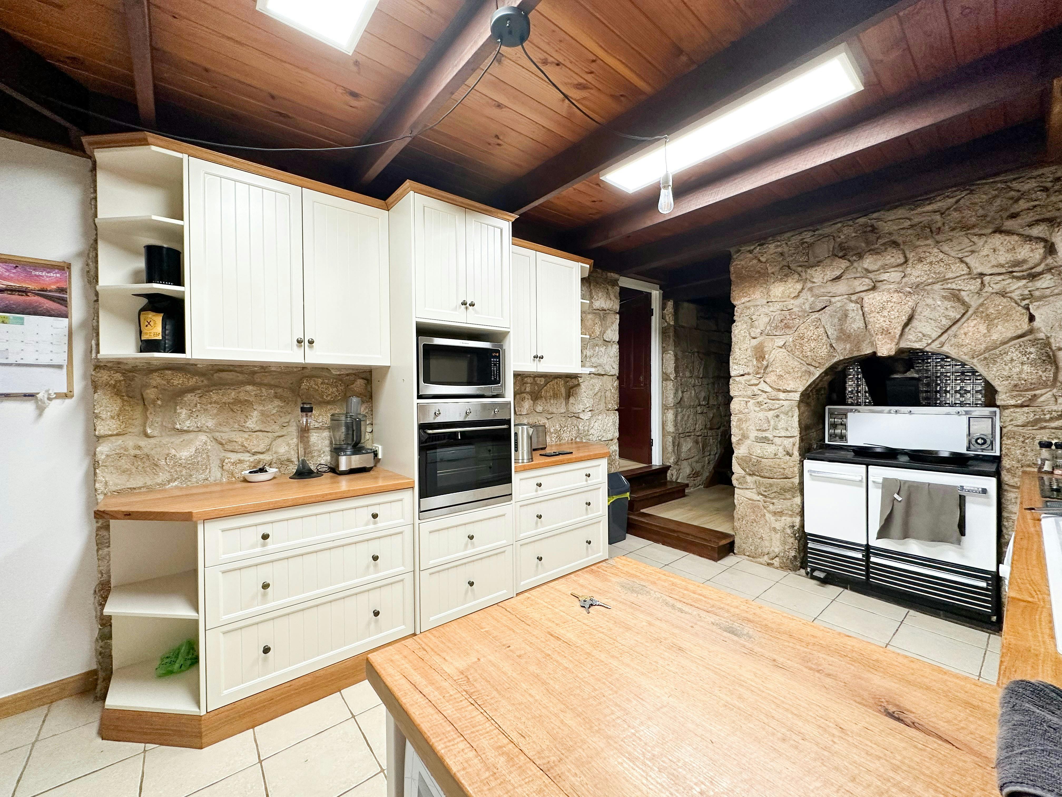 Kitchen with wood and stone finishes