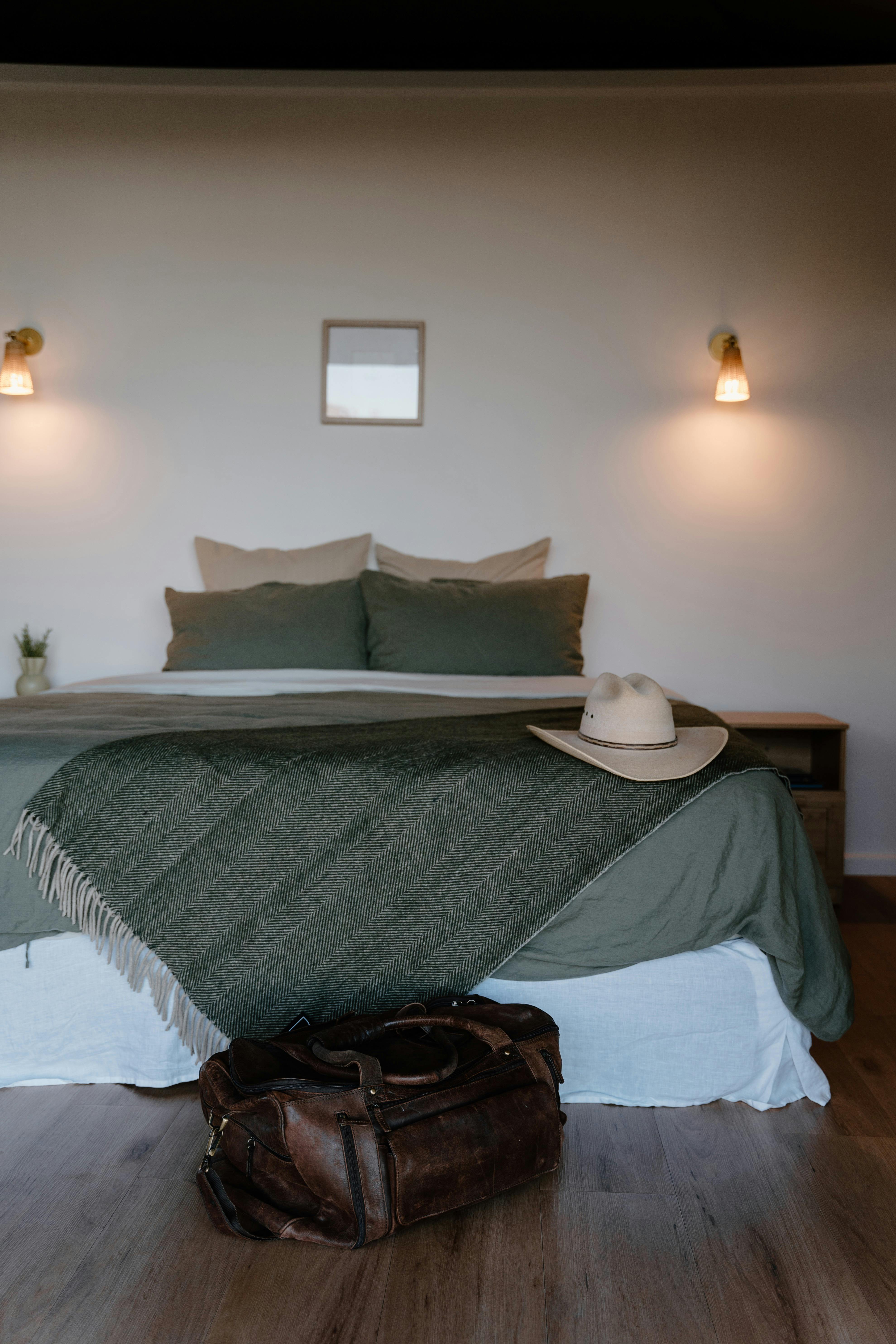 King room, linen bedding, ensuite bathroom