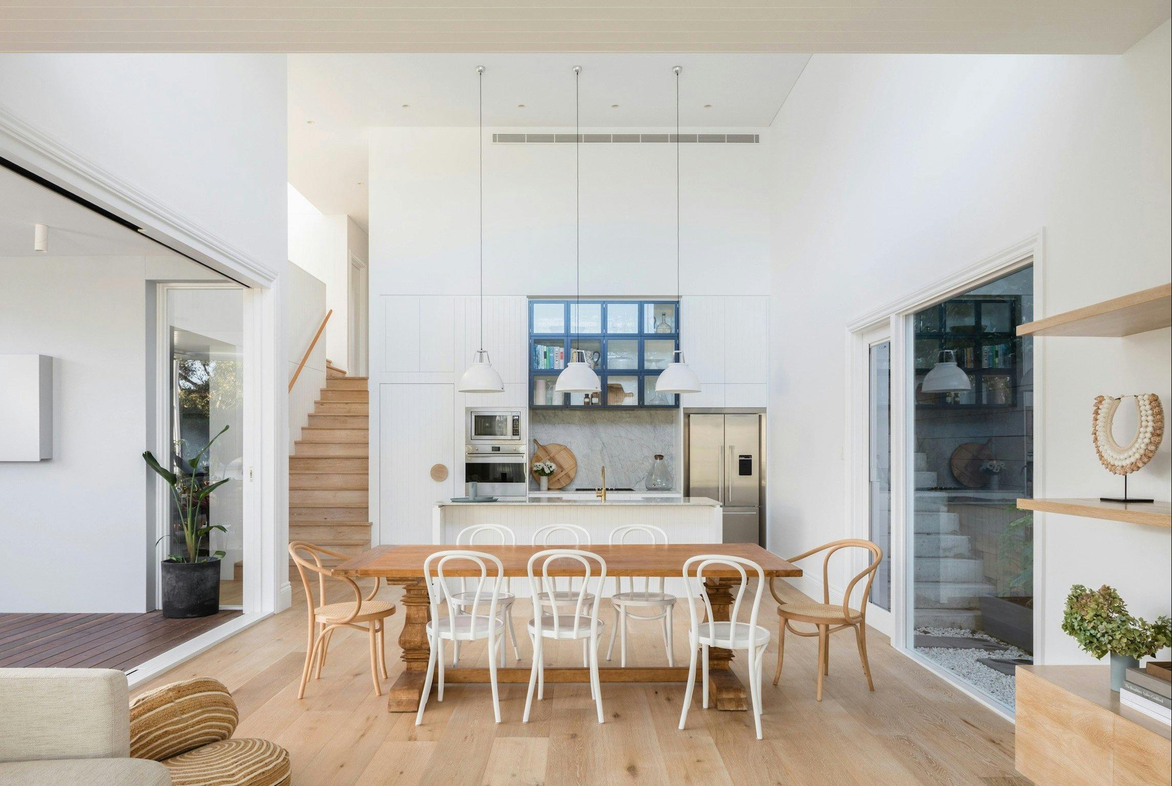 寬敞的開放式廚房和用餐區