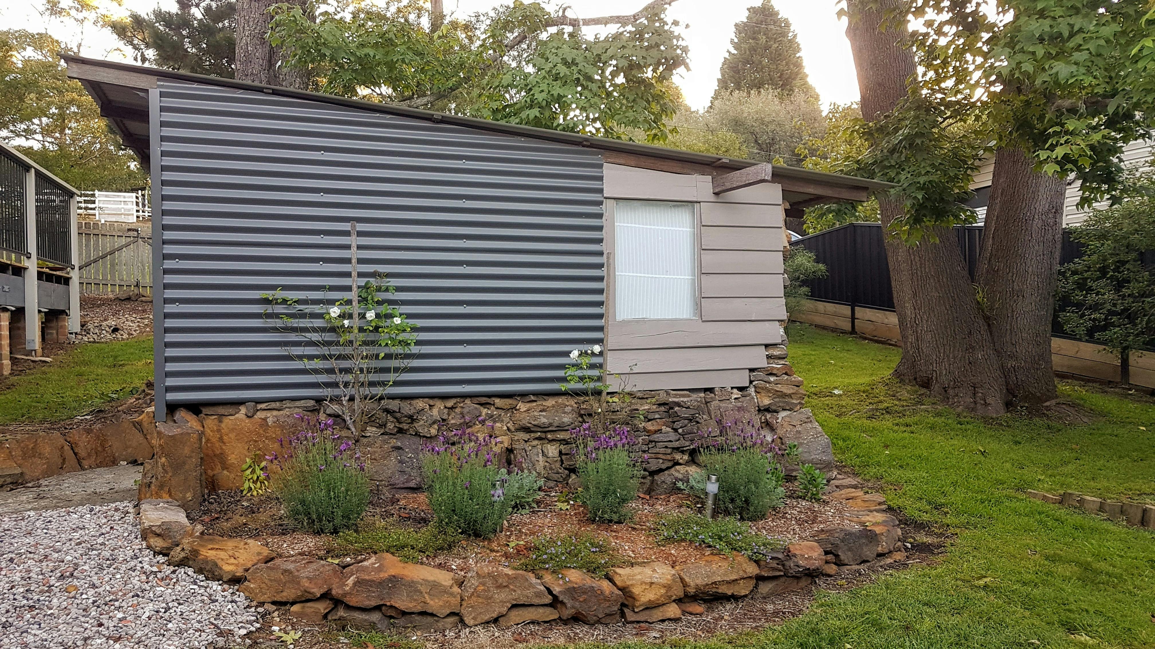 블루마운틴 게스트하우스 정원 잔디밭 고풍스러운 창고