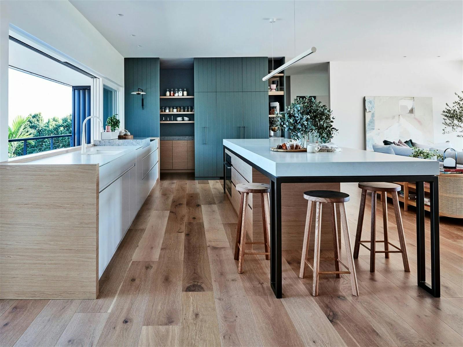 탁 트인 전망을 감상할 수 있는 오픈 플랜 주방