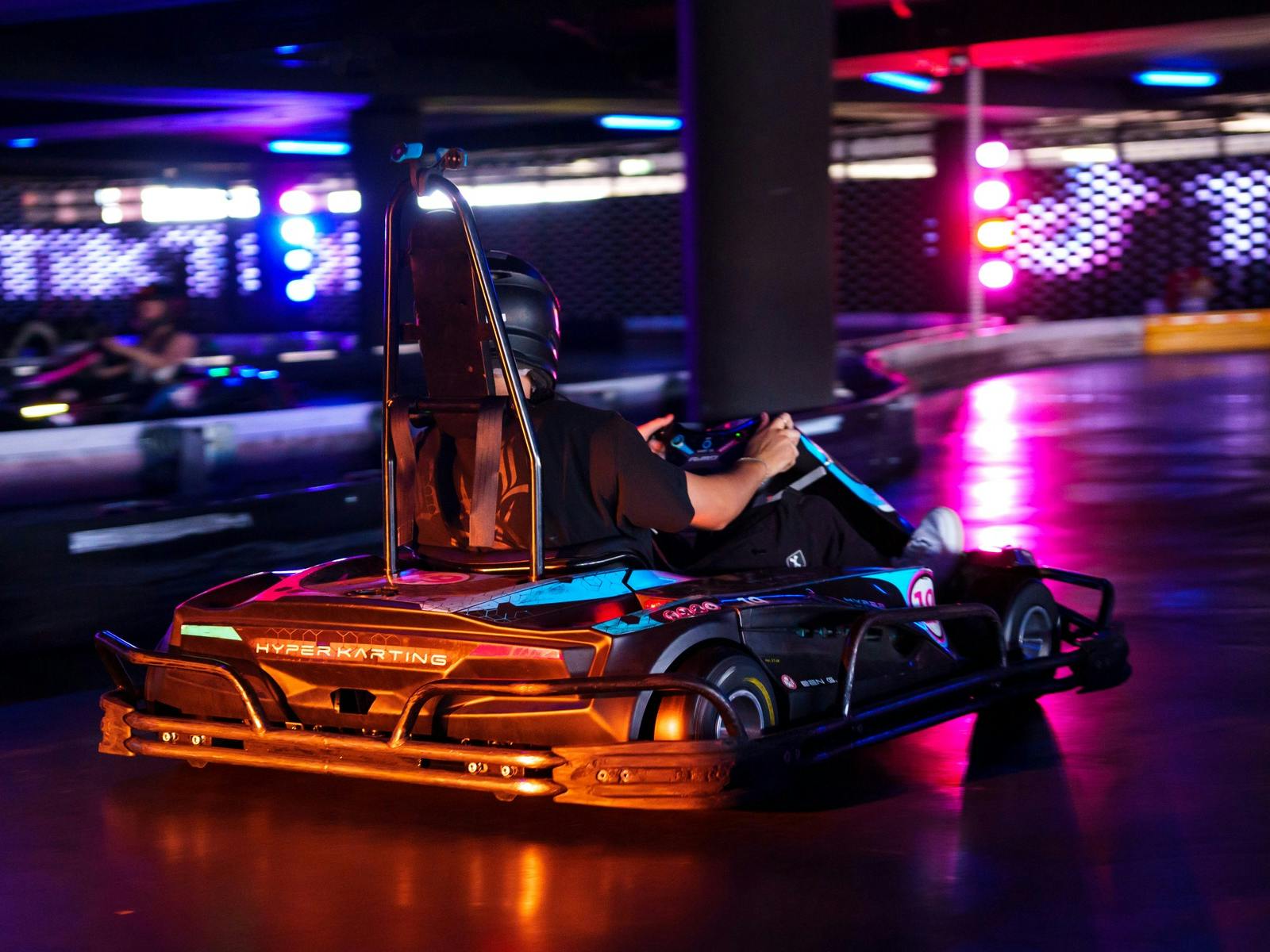 屋内トラックでの電動ゴーカートレース