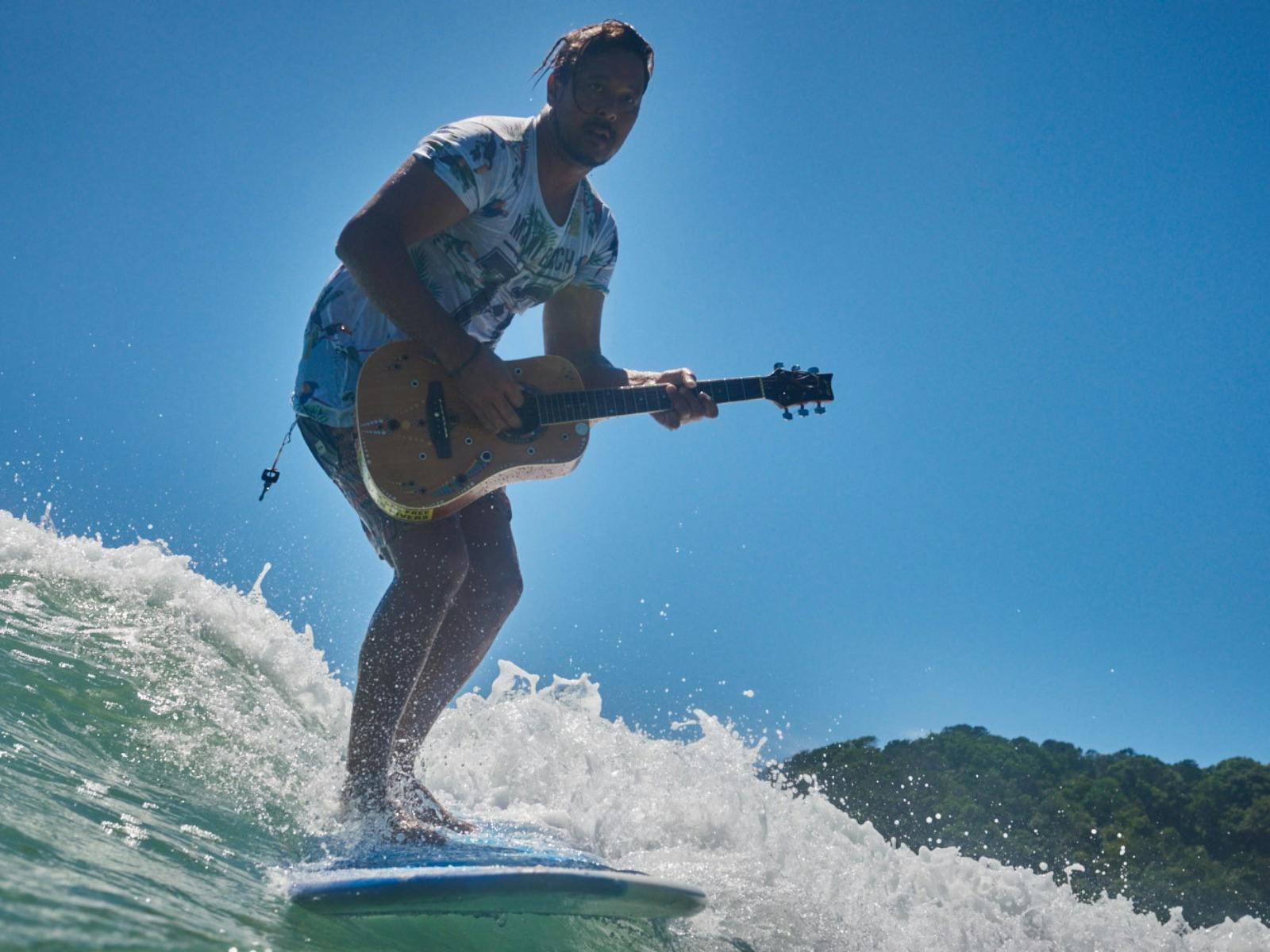 A competitor strumming his way to victory in our Mens logger pro competition held at Wategos Beach