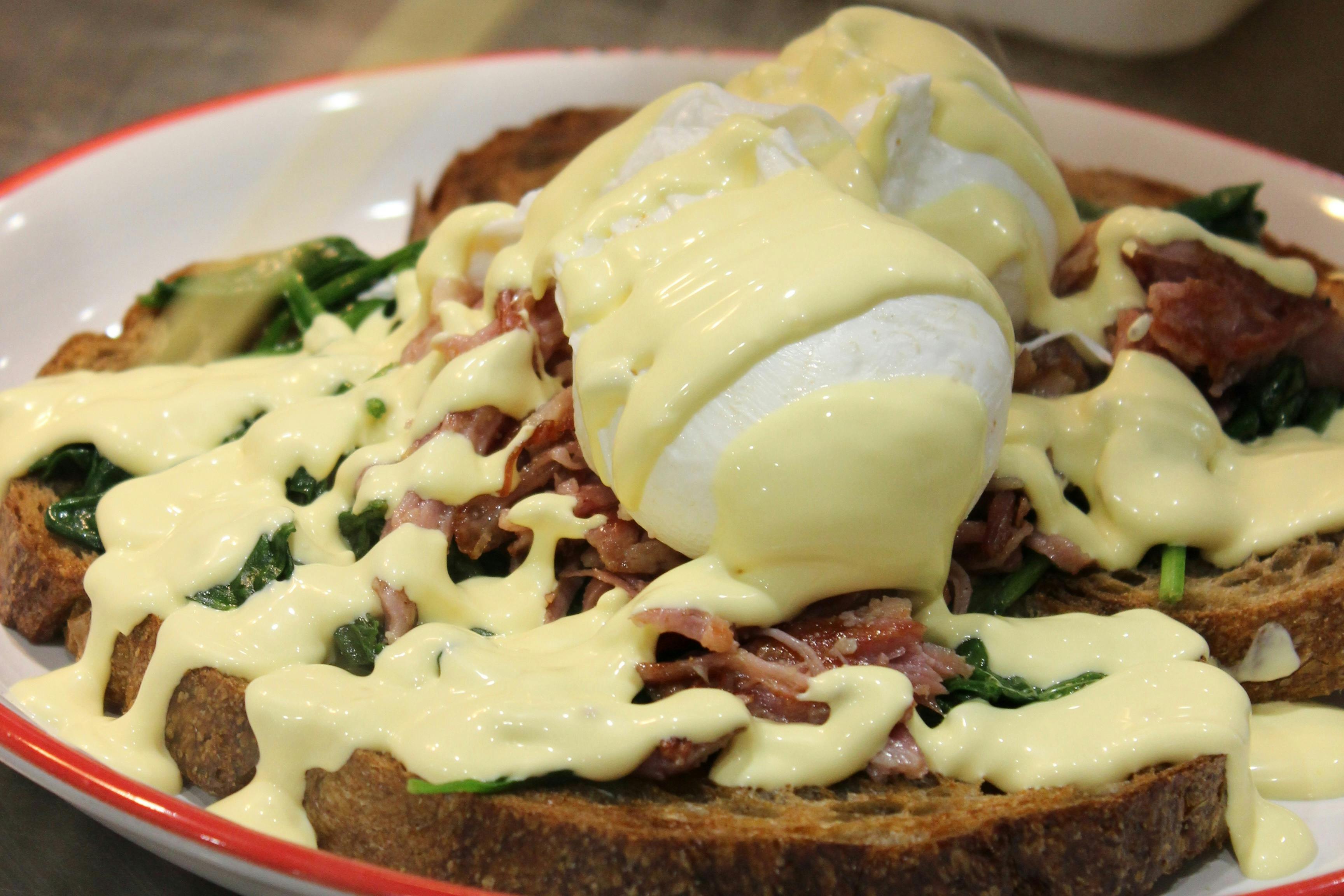 Longbaord Cafe - eggs benedict - yummy!