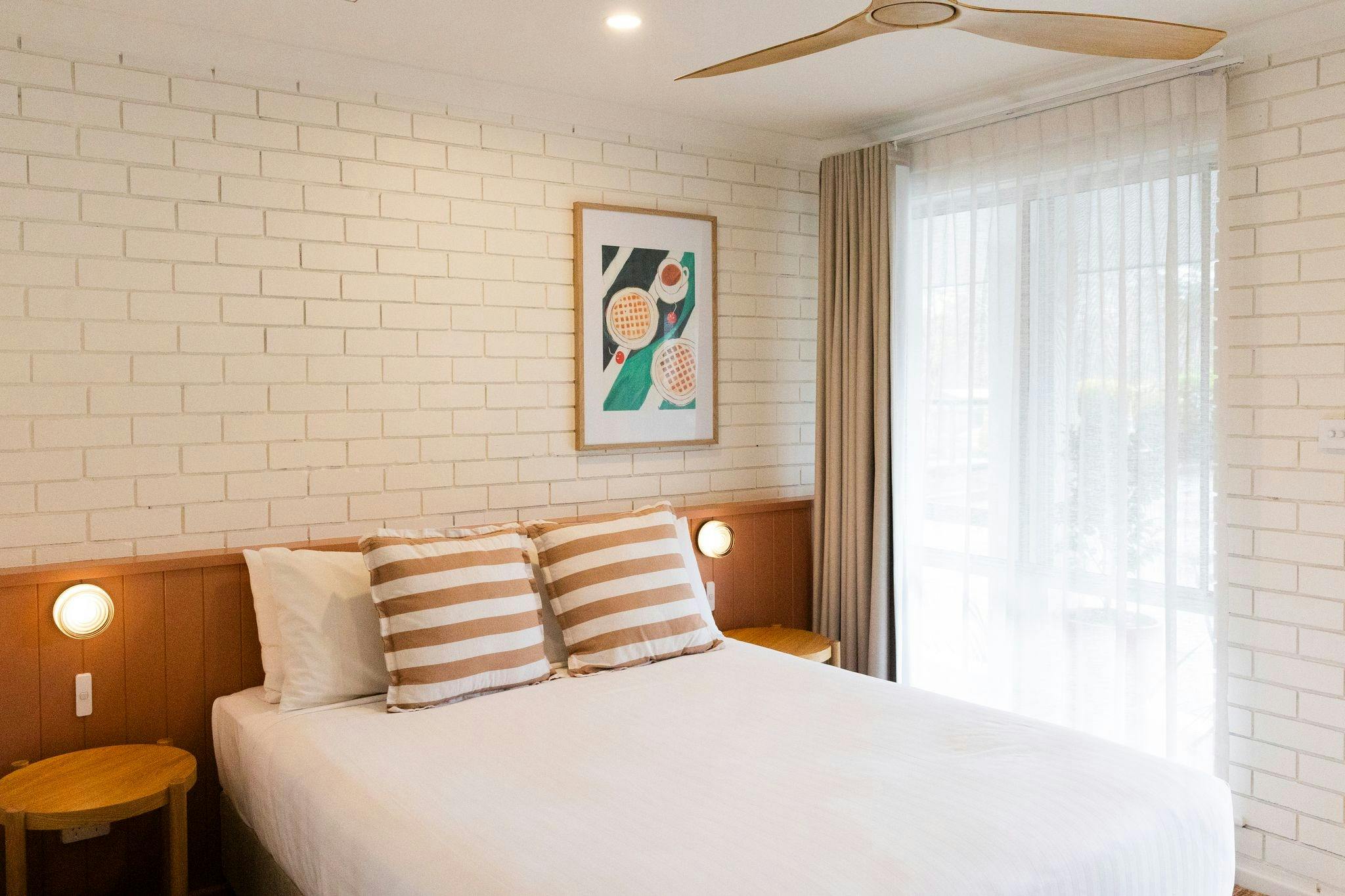 Queen Bed in Cosy Room