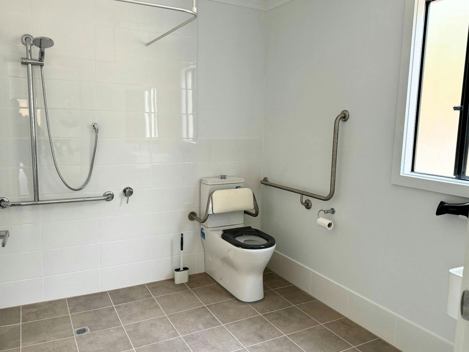 Cabin 6 - DDA accessible bathroom