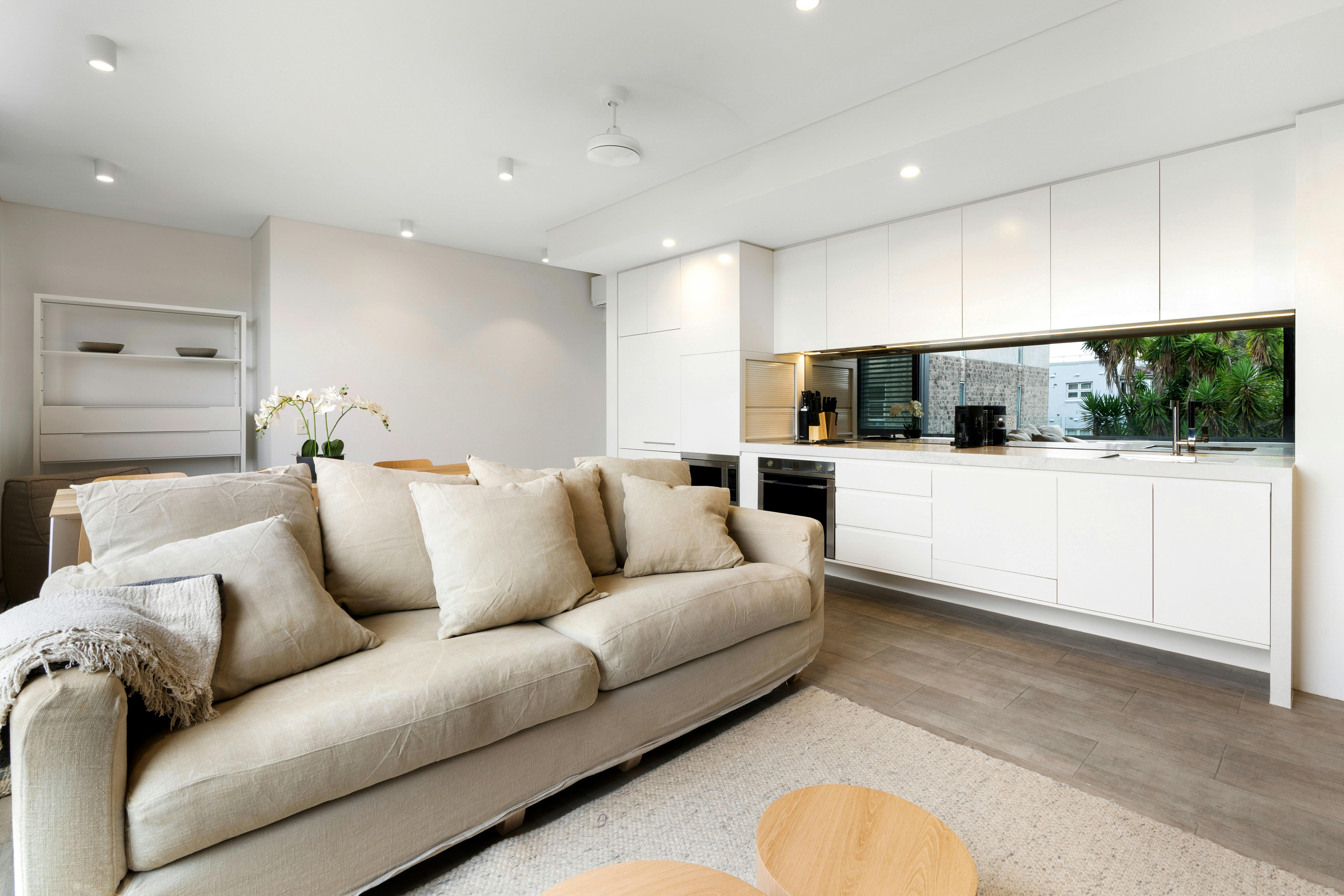 明亮的客厅，有大窗户和舒适的沙发。