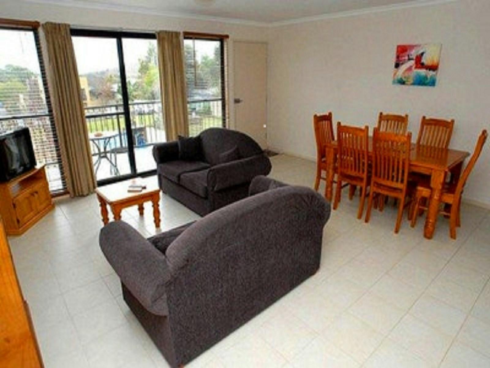 Five bedroom 2 bathroom apartment
