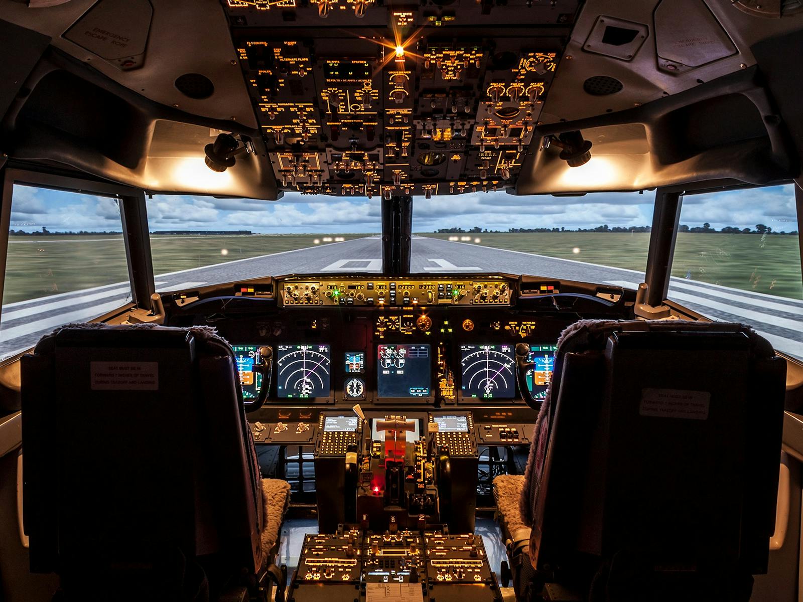 B737 flight simulator Sydney cockpit