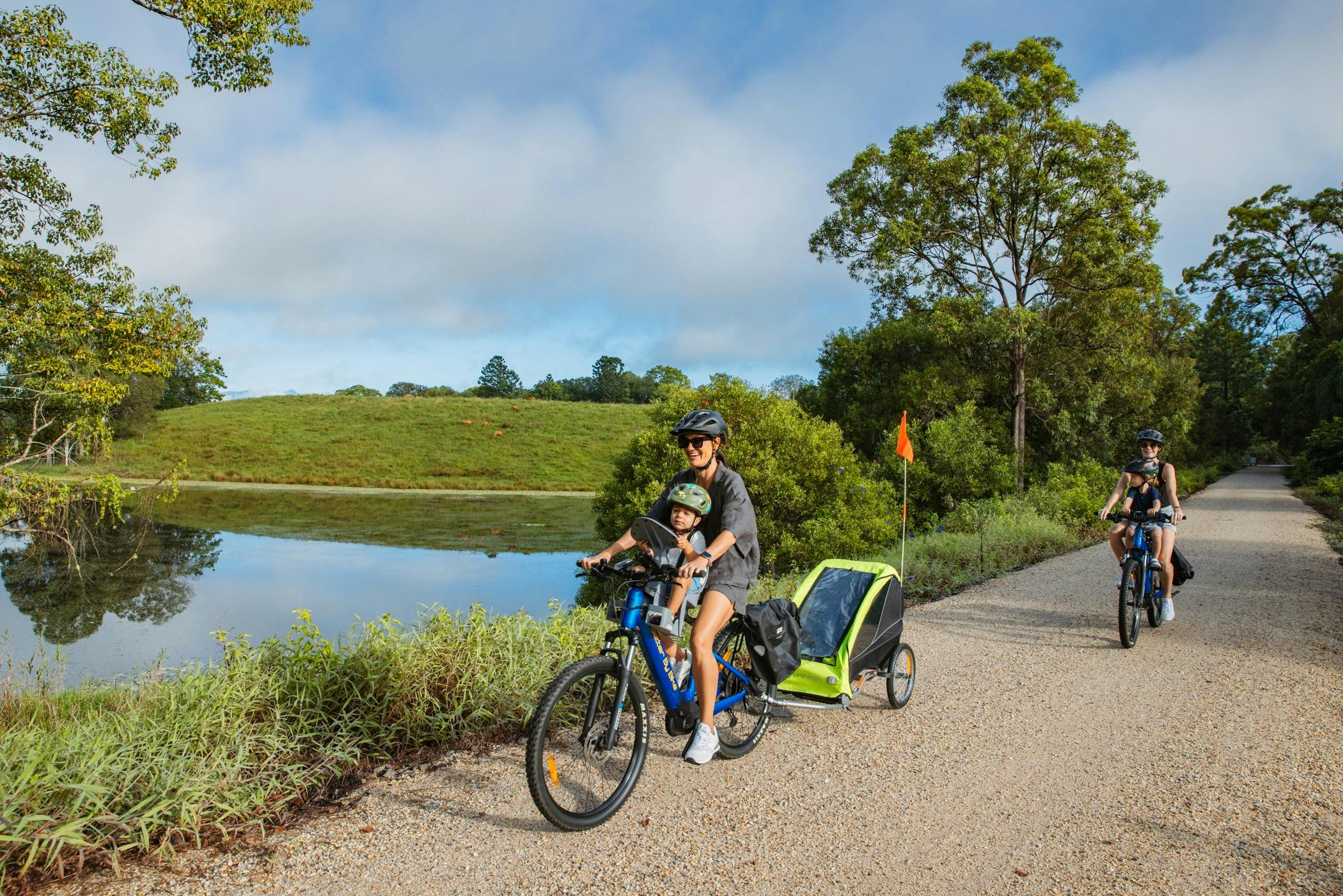 家族で自転車に乗るレールトレイル