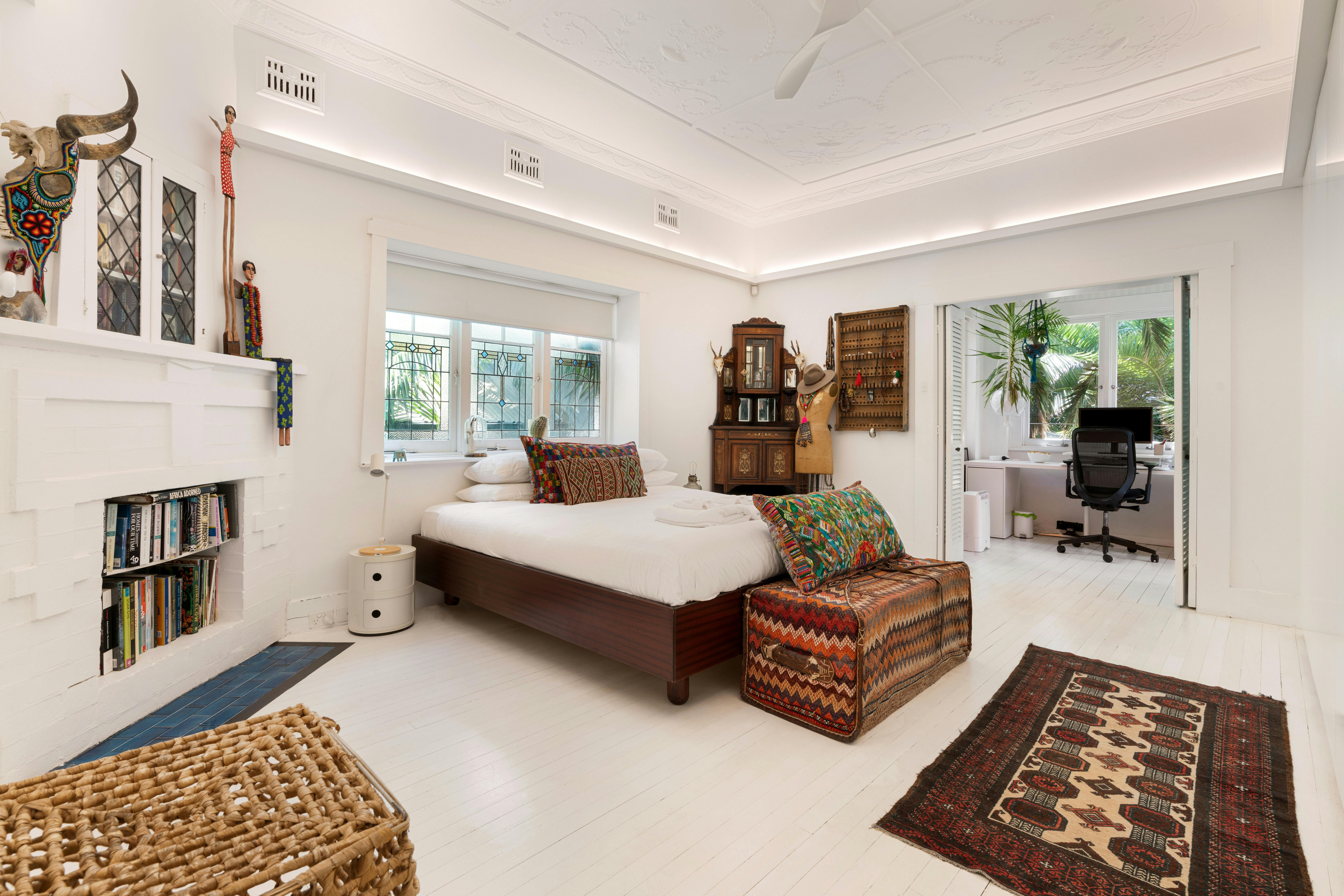 臥室配有色彩繽紛的床、古董家具和不拘一格的裝飾。