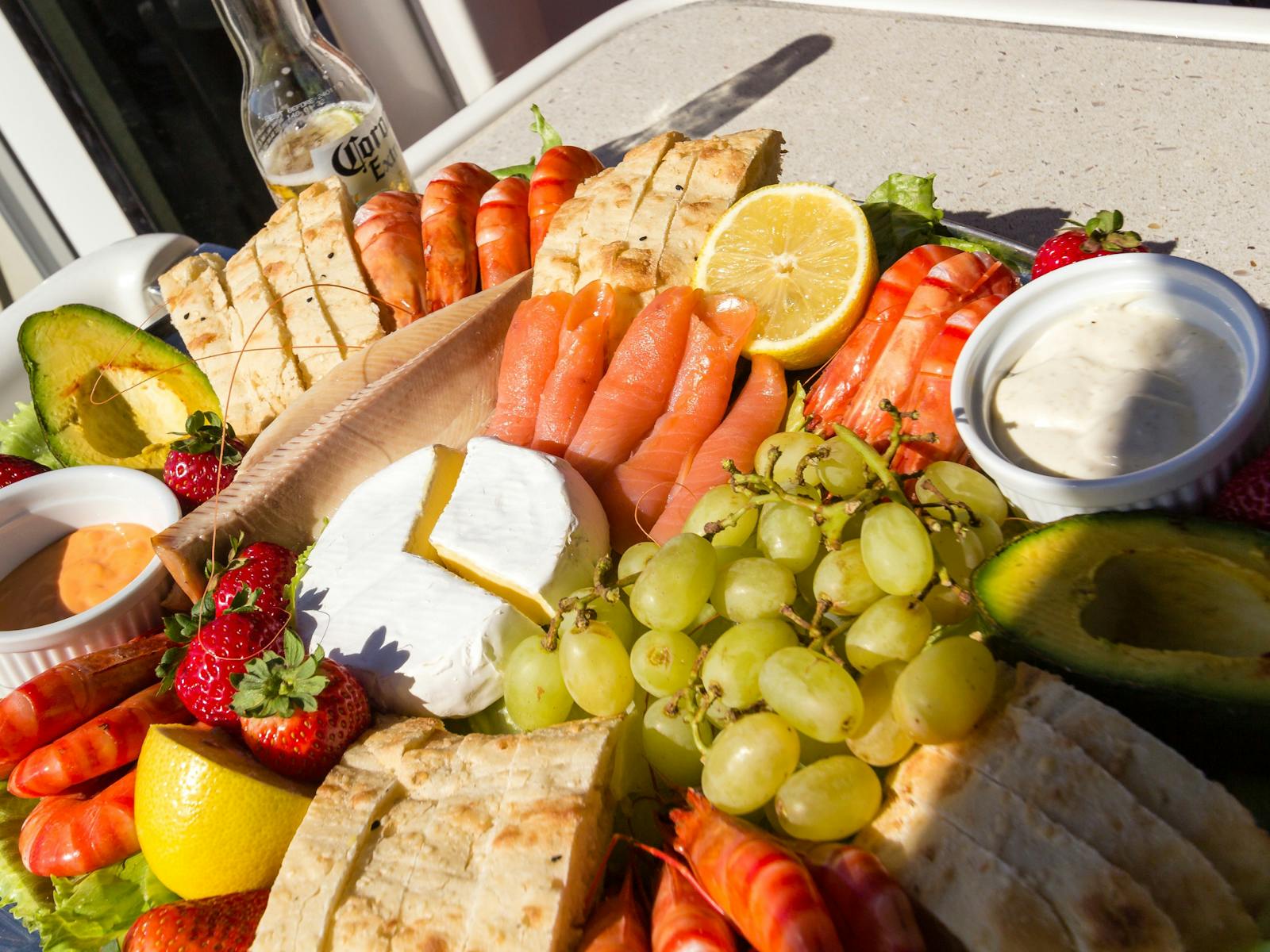 作りたてのシーフードの盛り合わせに新鮮なフルーツとチーズを加えて、2人で100ドルで提供します。
