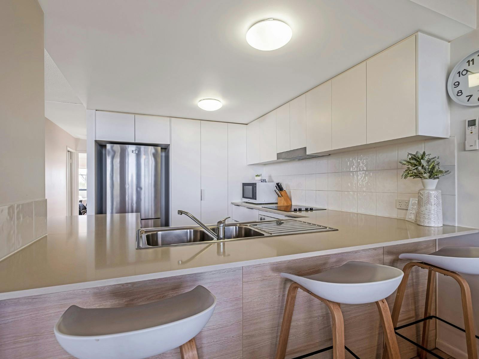 Fully equipped kitchen with breakfast bar