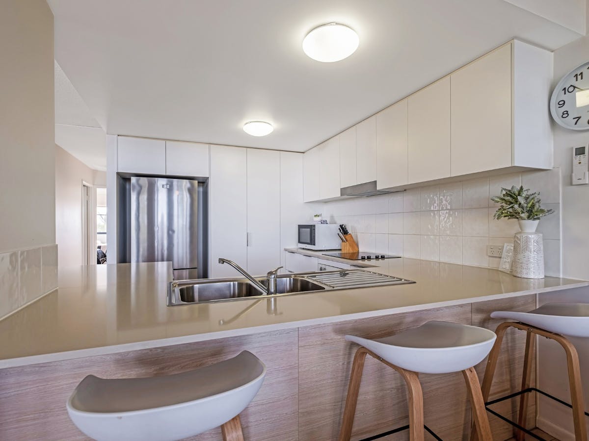 Fully equipped kitchen with breakfast bar