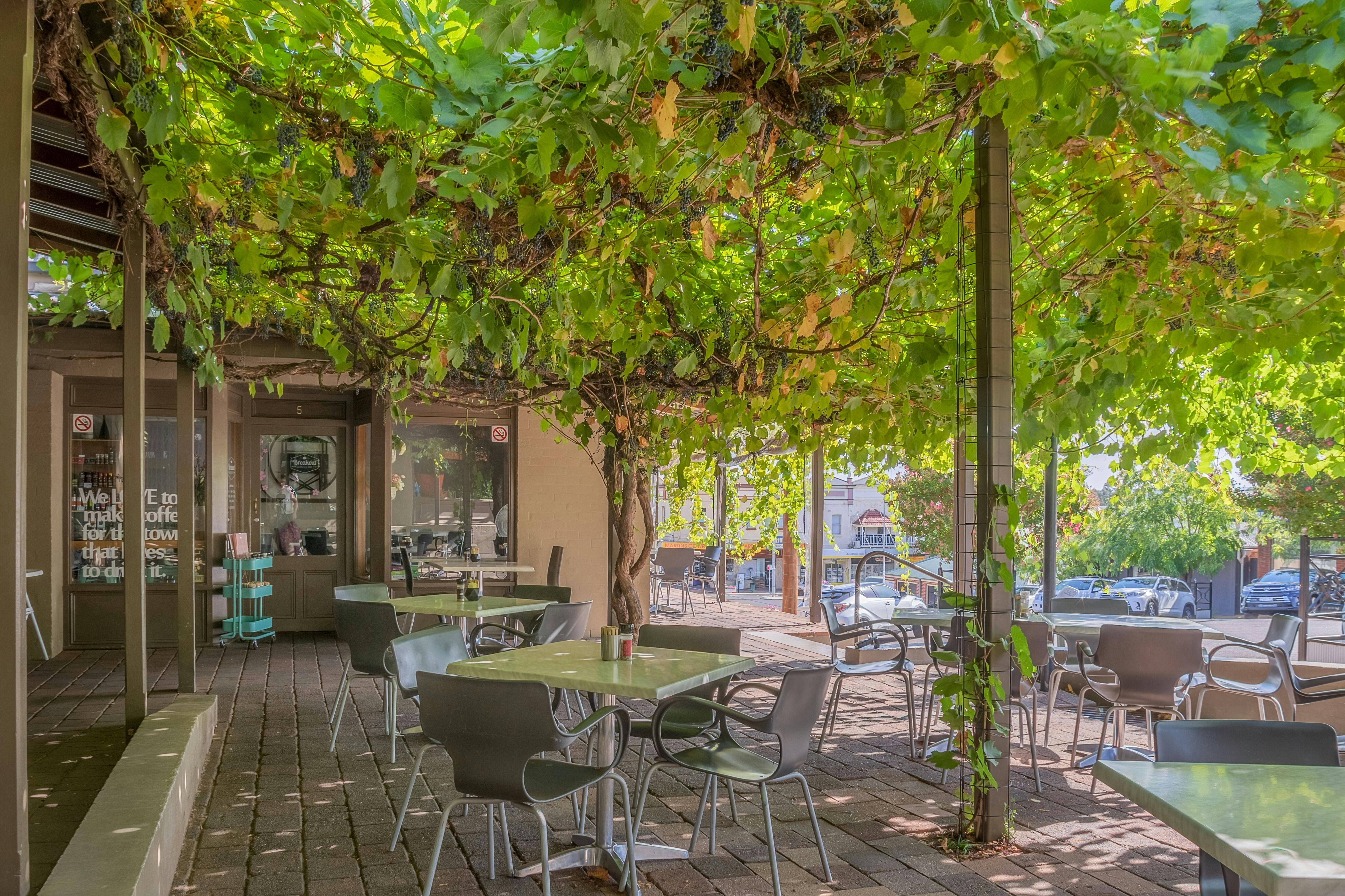 breakout-brasserie-cafe-nsw-holidays-accommodation-things-to-do