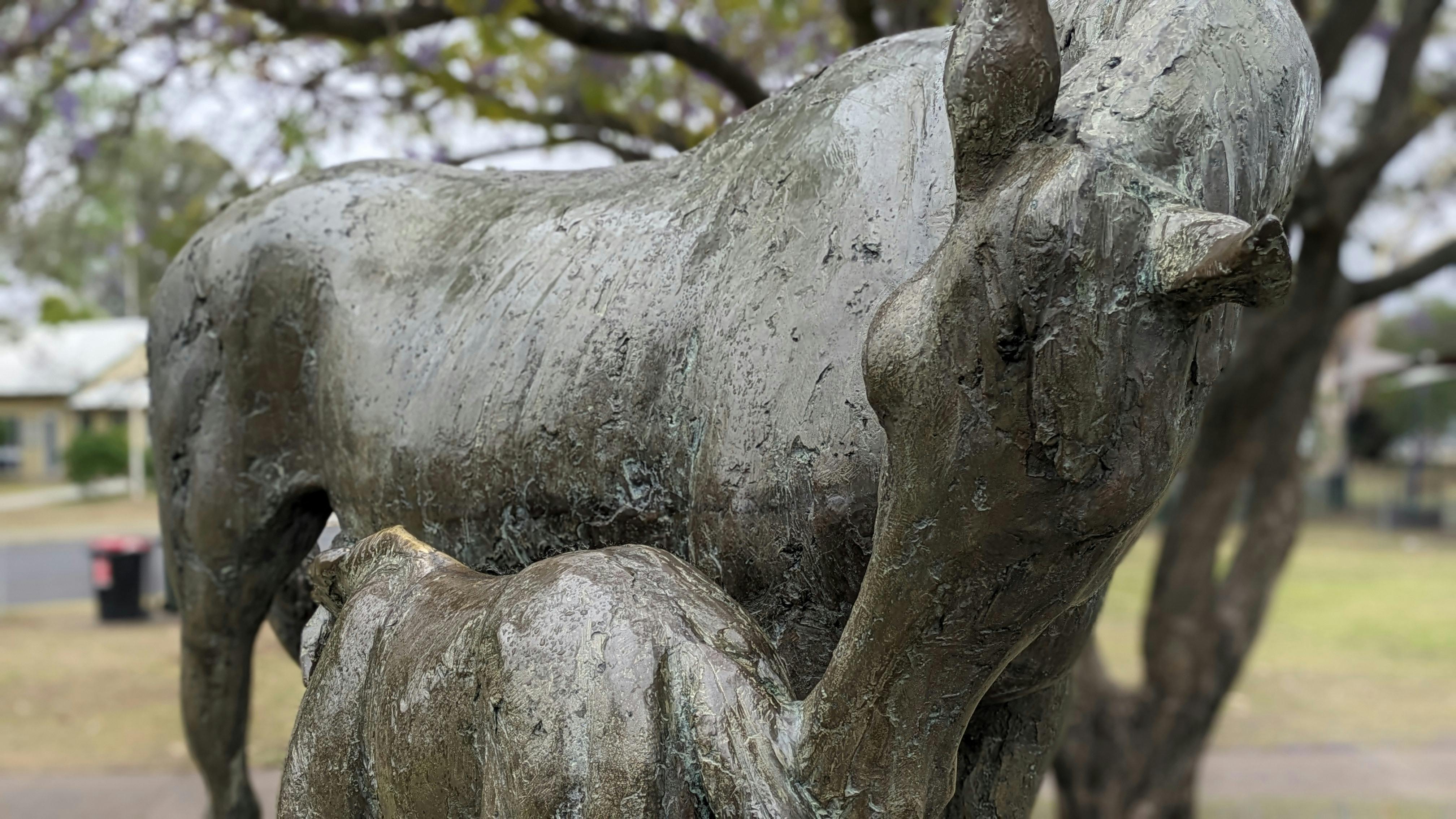 Gabriel Sterk의 Scone Mare와 Foal 청동 조각