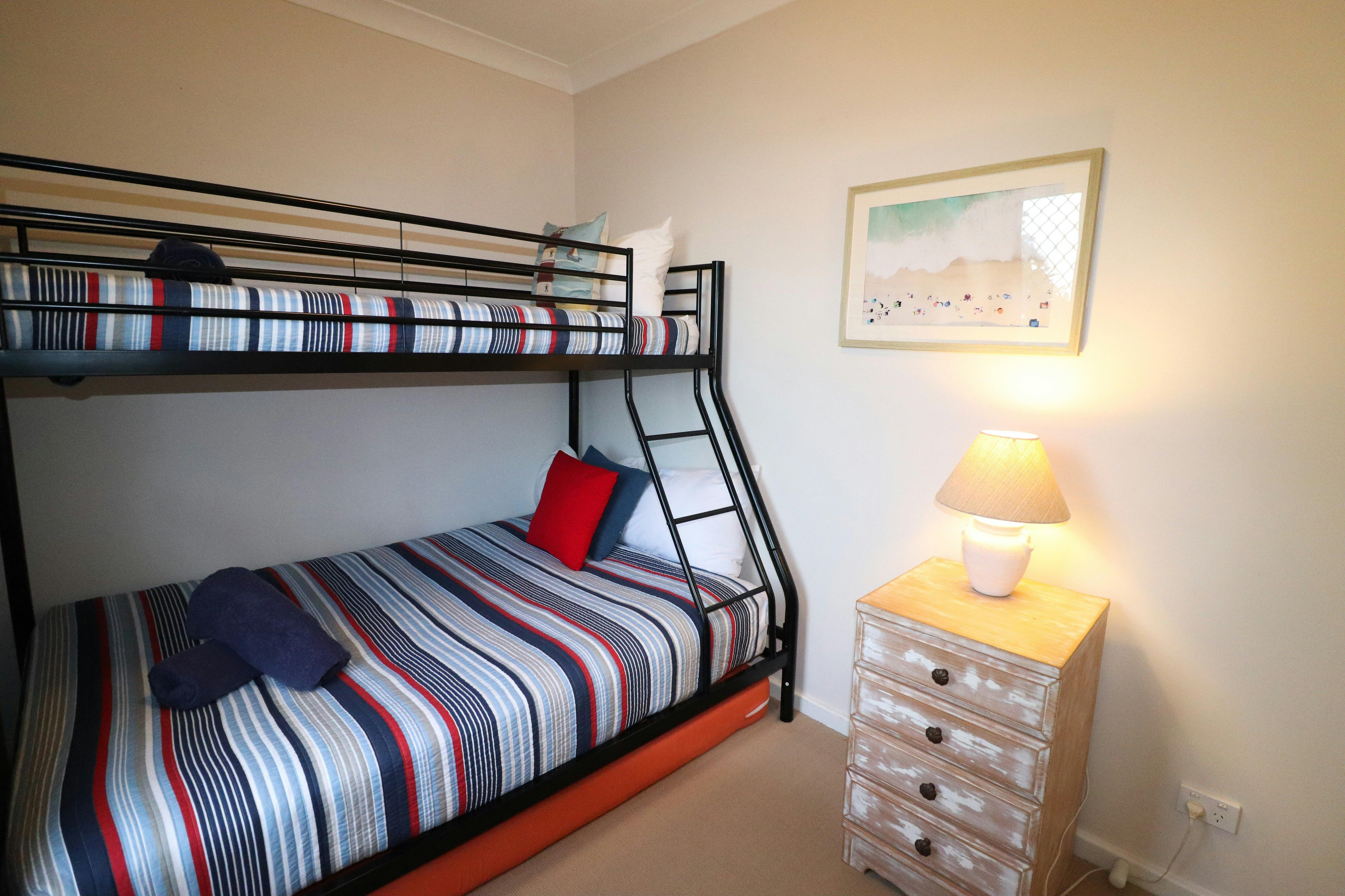 Second bedroom with tribunk