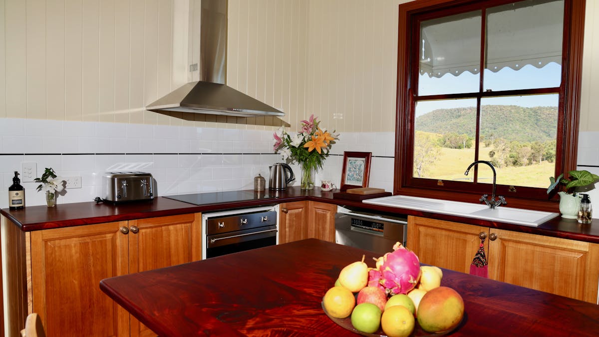 Fully equipped kitchen, with oven, rangehood, dishwasher, fridge and microwave