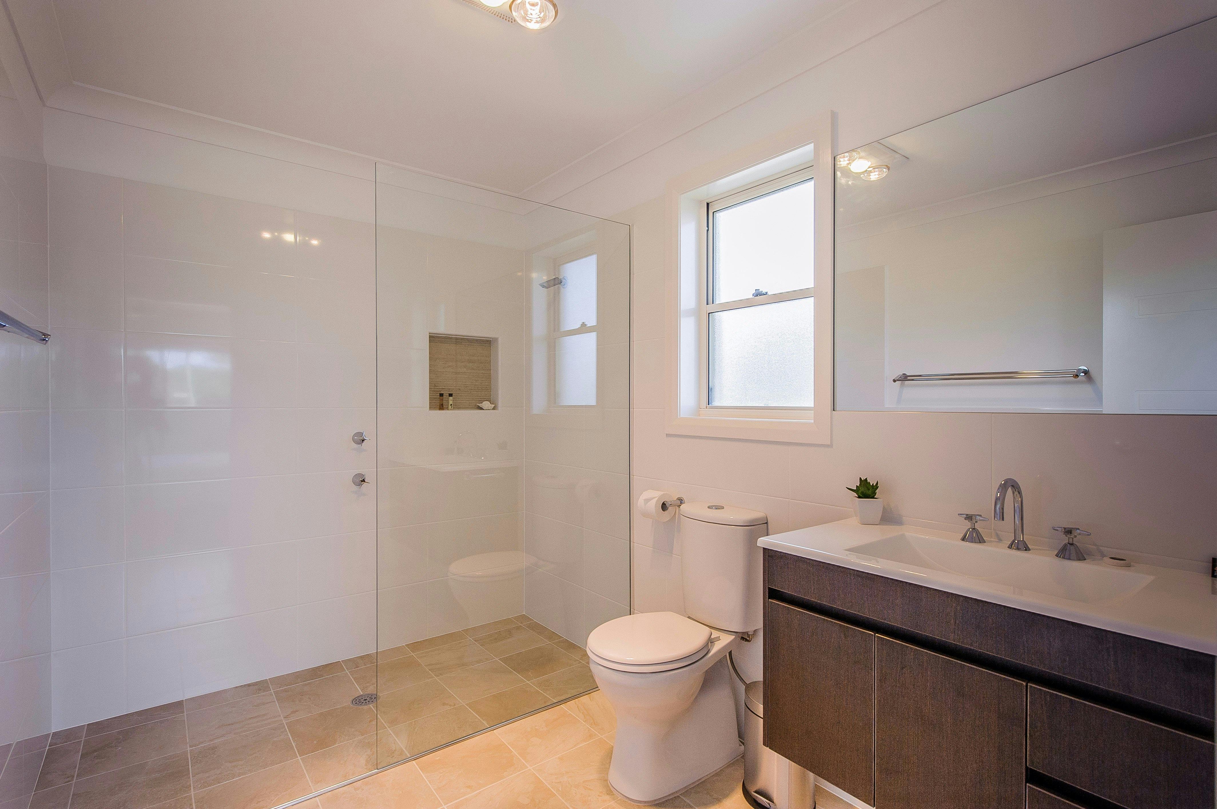 Escape at Nobbys - Luxury Ocean Townhouse - Ensuite