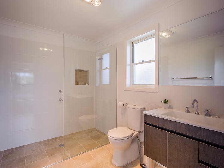 Escape at Nobbys - Luxury Ocean Townhouse - Ensuite