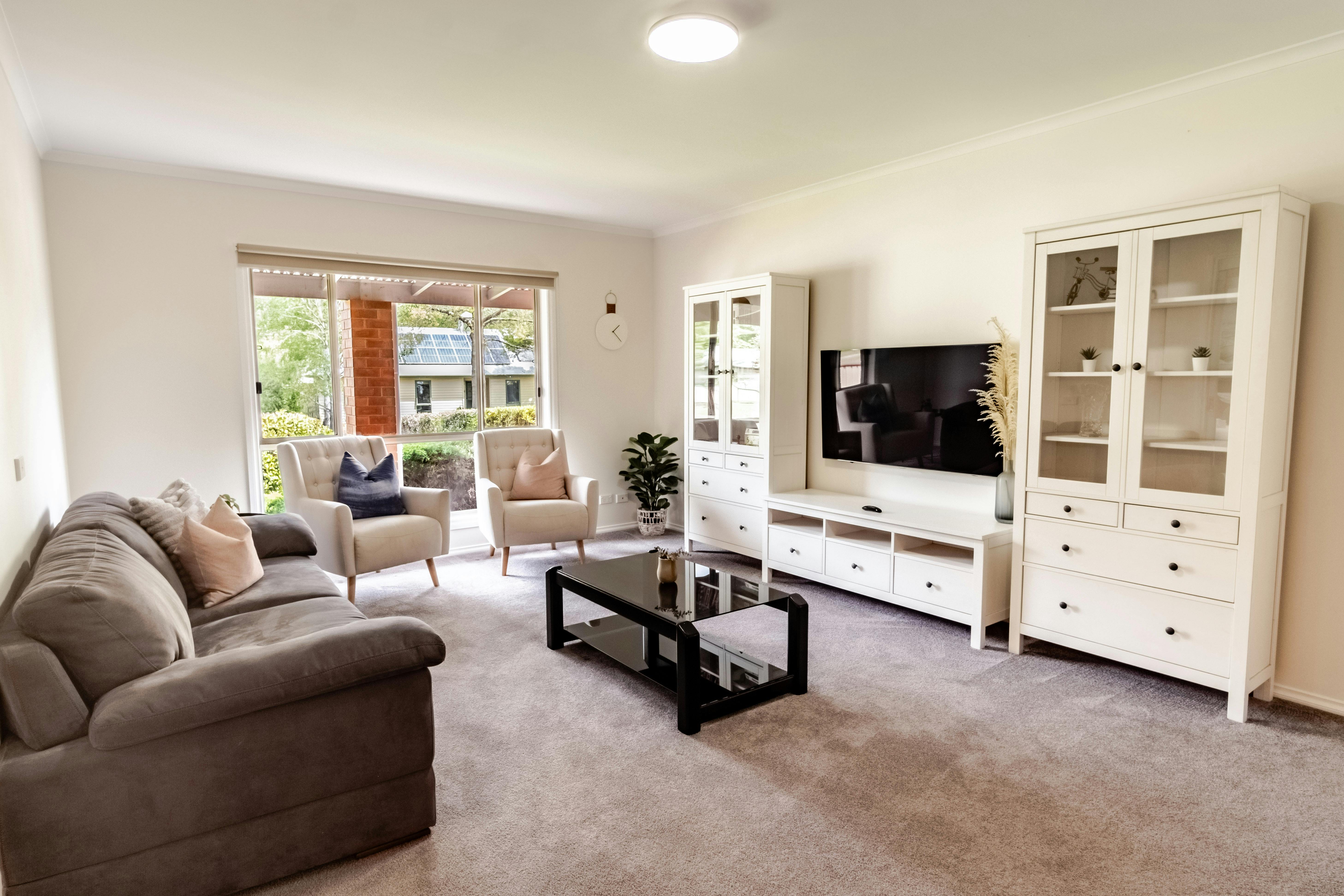 Shine Bright Living Room 3 - Bright Pet Friendly Group Family Accommodation | Alpine Valley Getaways