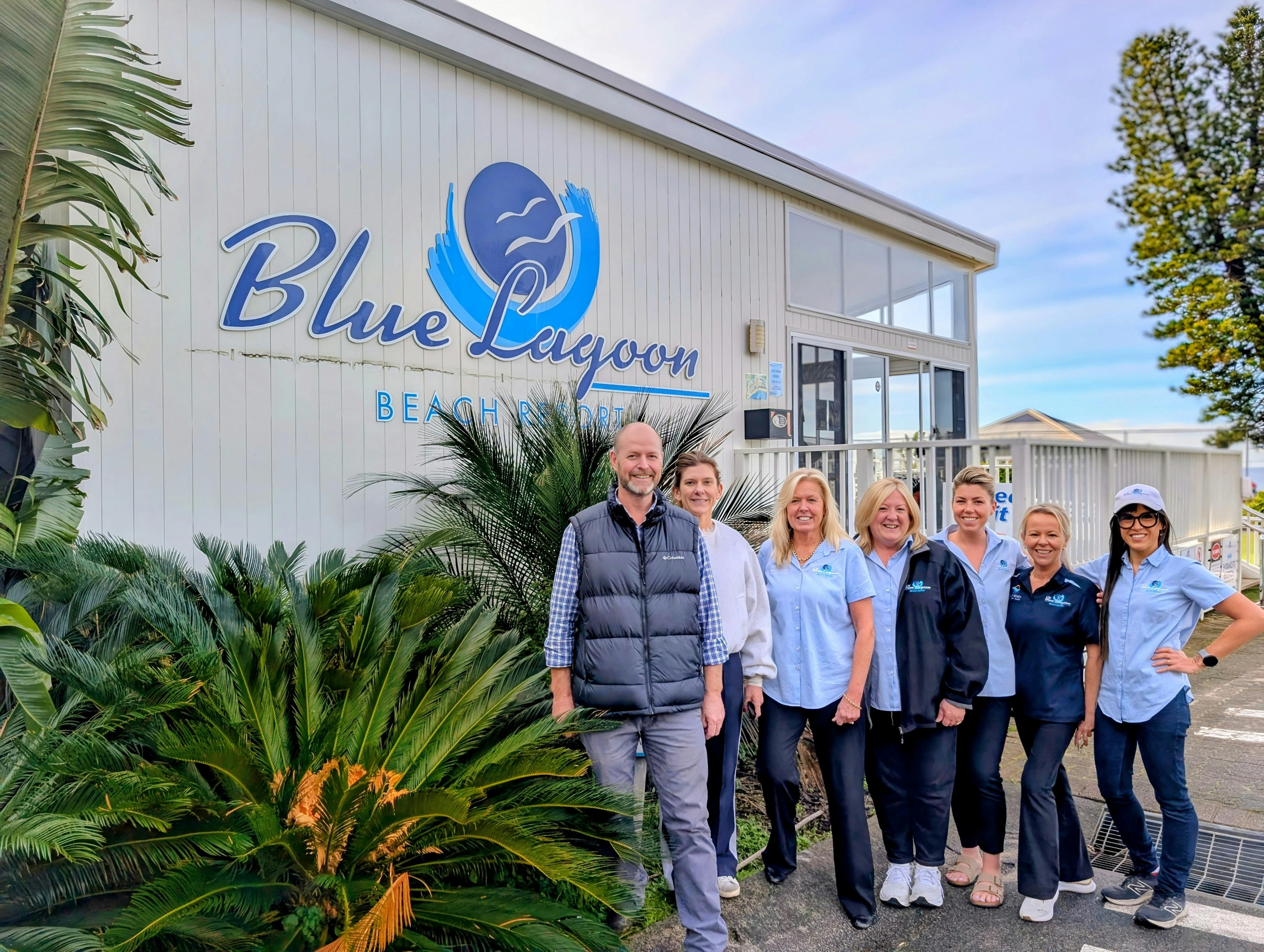 蓝礁湖海滩度假村家庭假日公园巴托湾接待处的友好团队