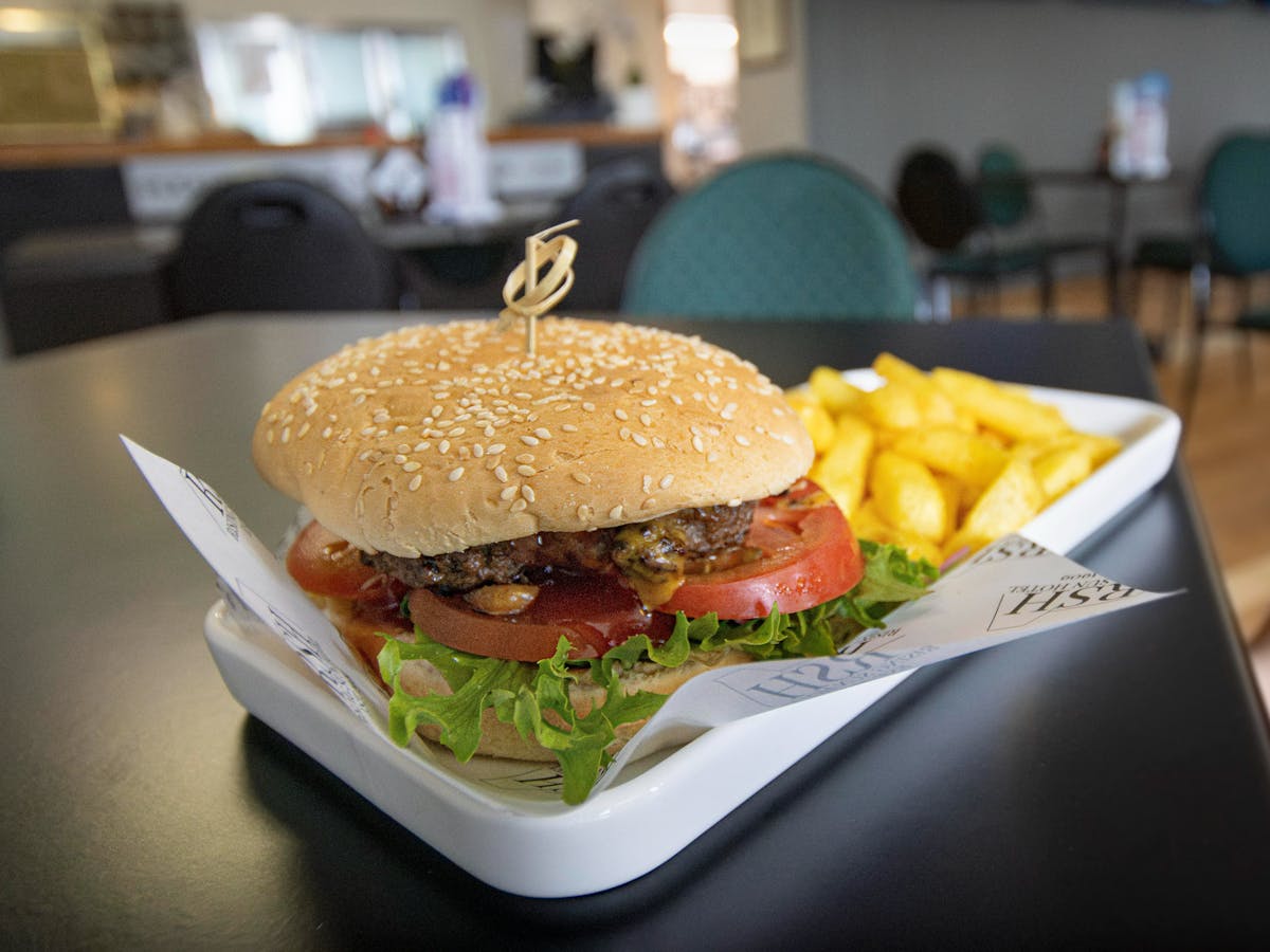 Hamburger and chips from the Rising Sun Hotel, Rosewood.