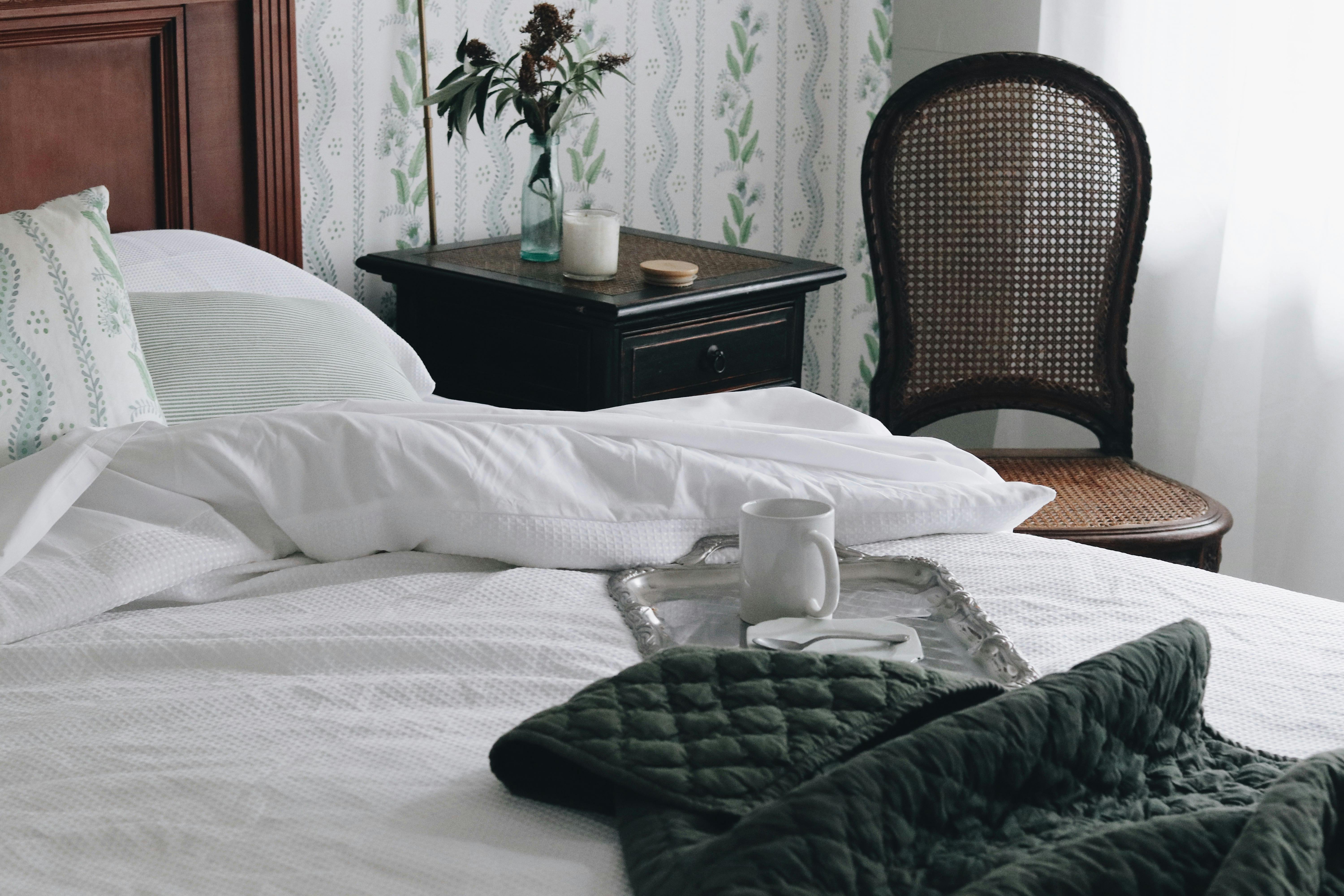 Queen bed in Burnima cottage