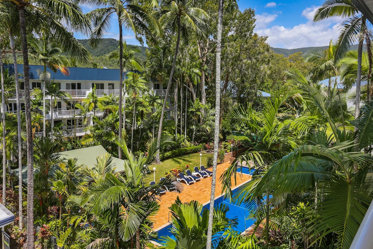 Garden & Pool View