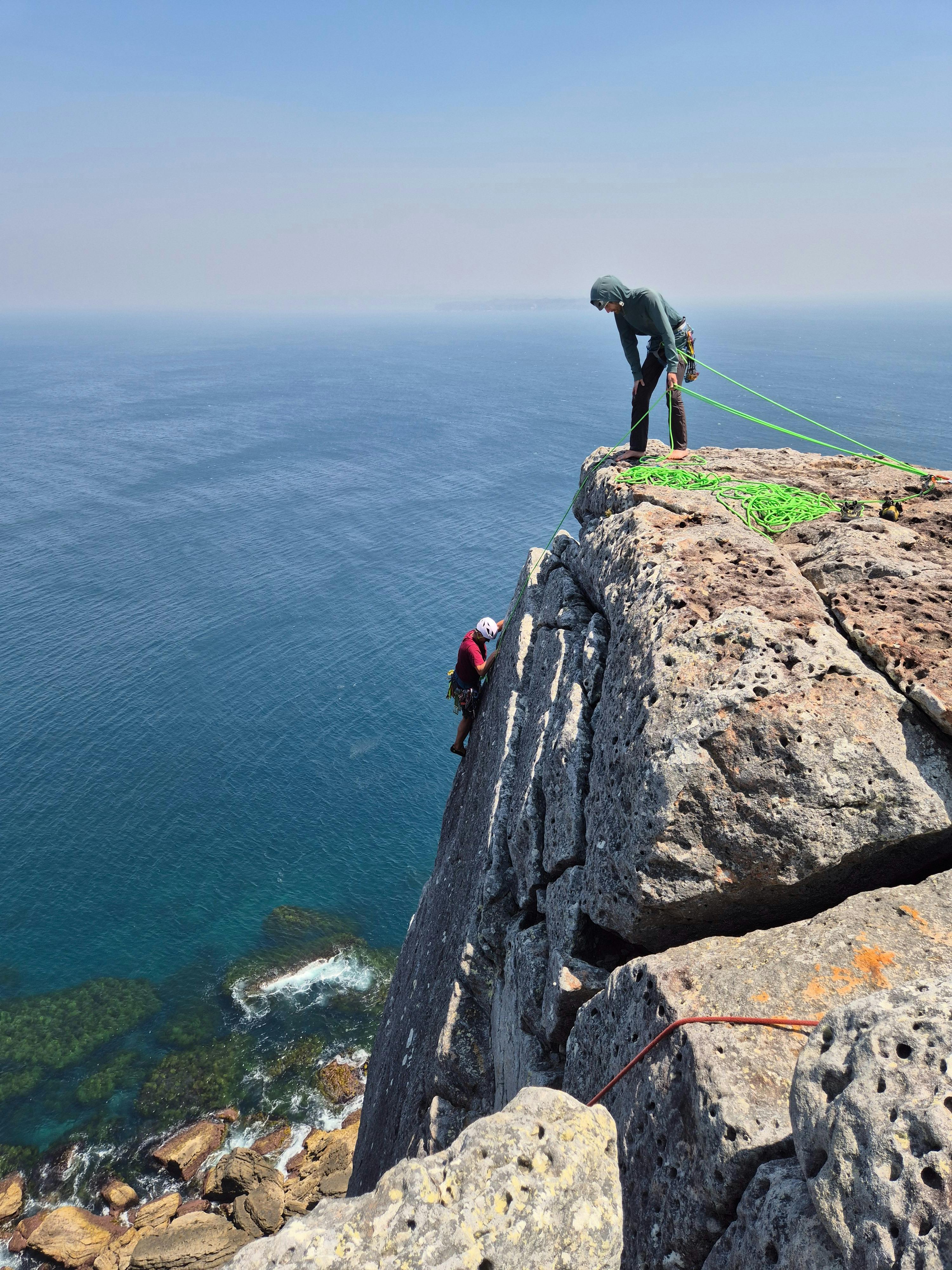 Point Perpendicular 的一條經典中等難度爬坡路線。翻越 Yardam。 Dylan 和 Neil 完成了攀登。