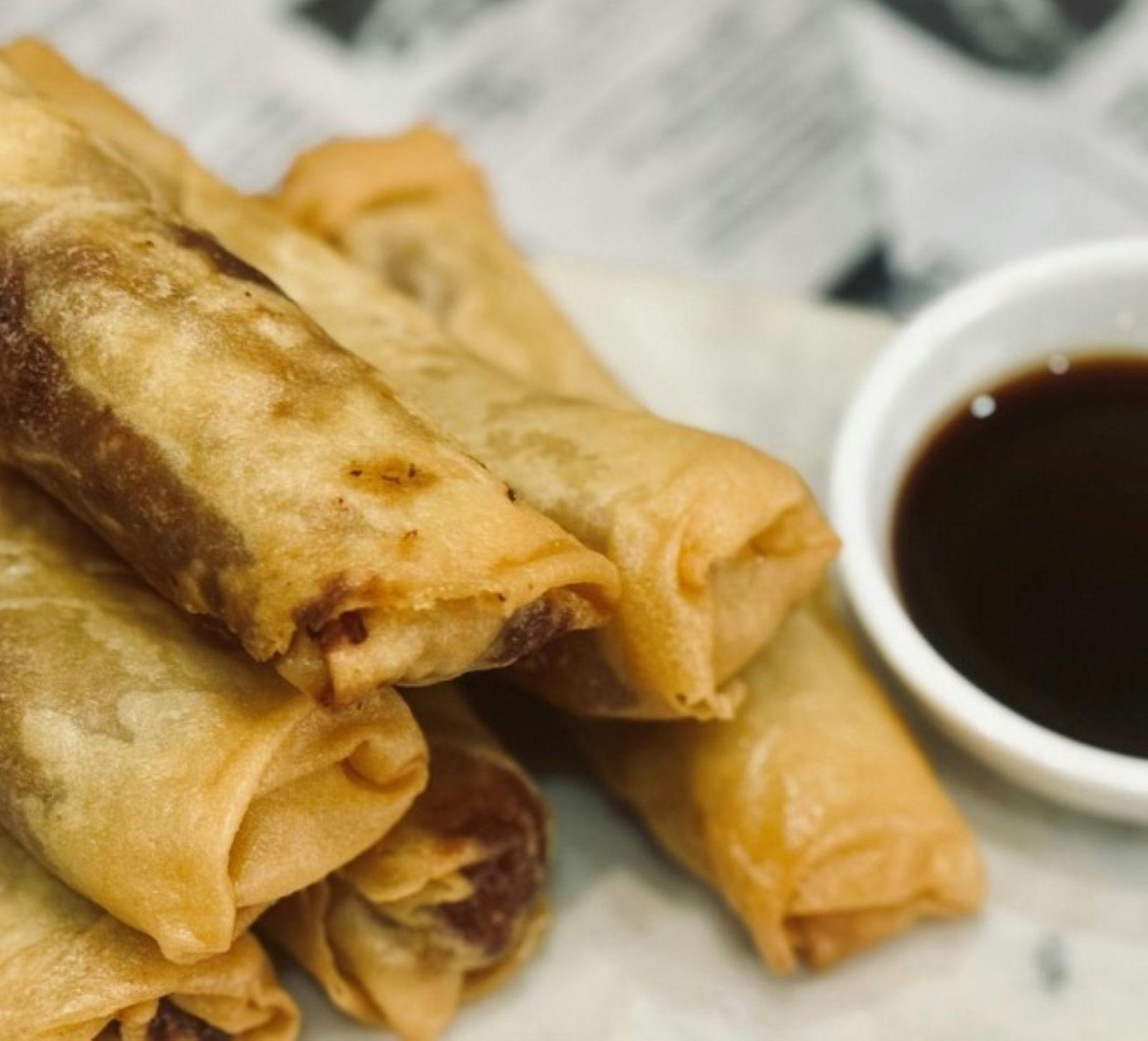 Plate of spring rolls and dipping sauce