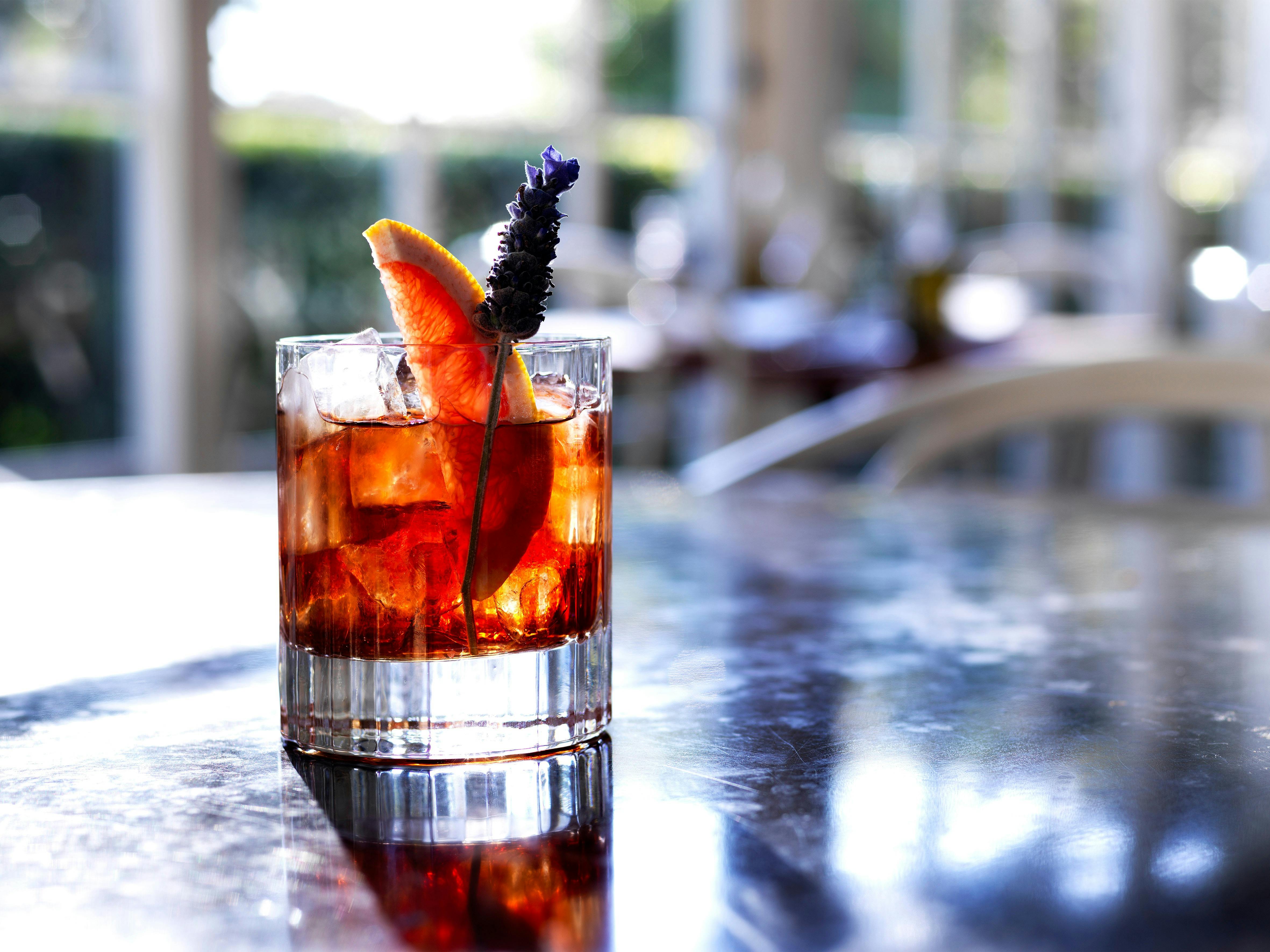 チズウィックは庭のドローを使用して、季節を反映したカクテルを作成します。