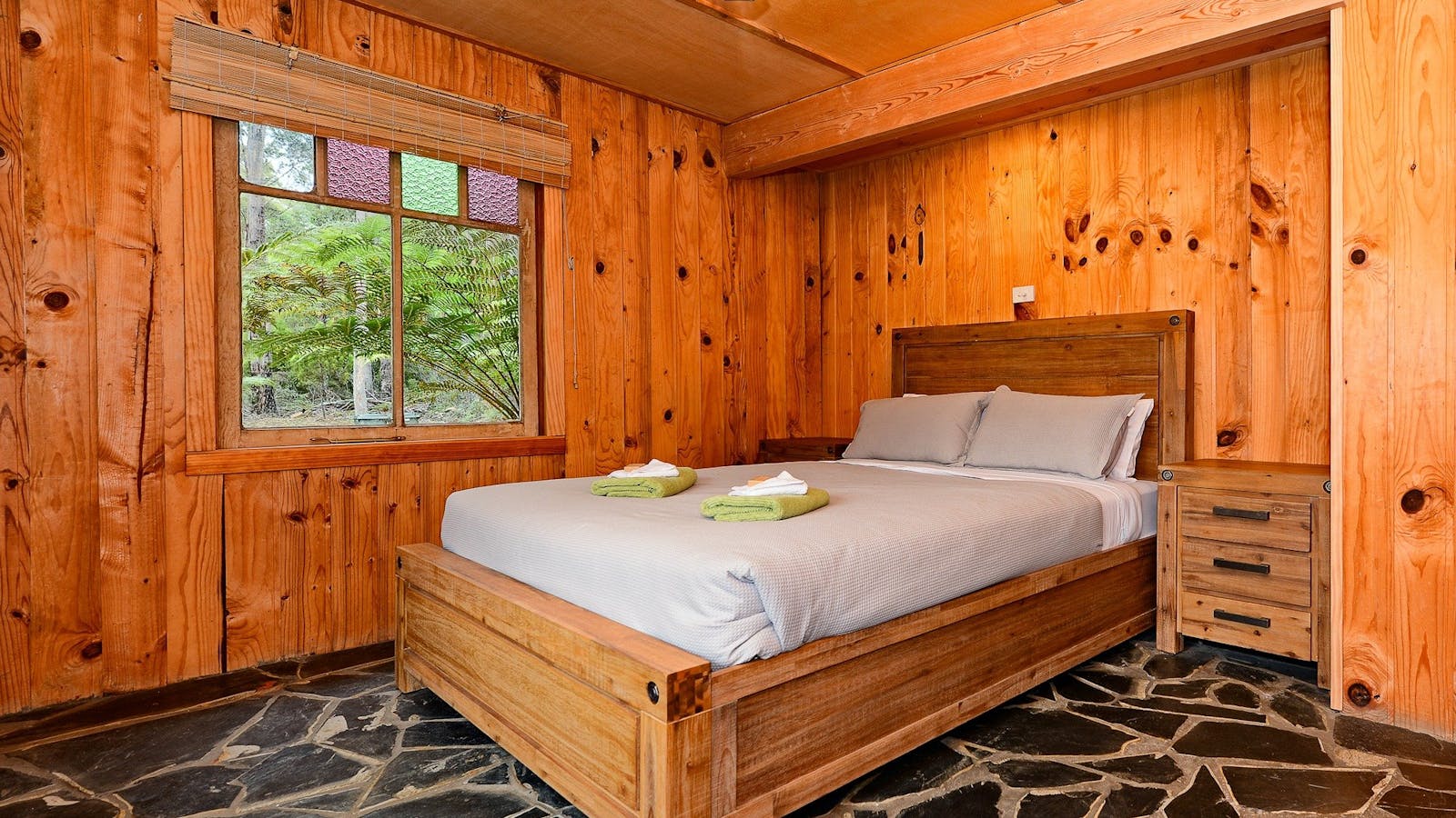 Saintys Creek Cottage: bedroom.