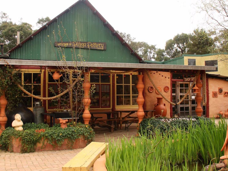 Pilliga Pottery cafe courtyard photo