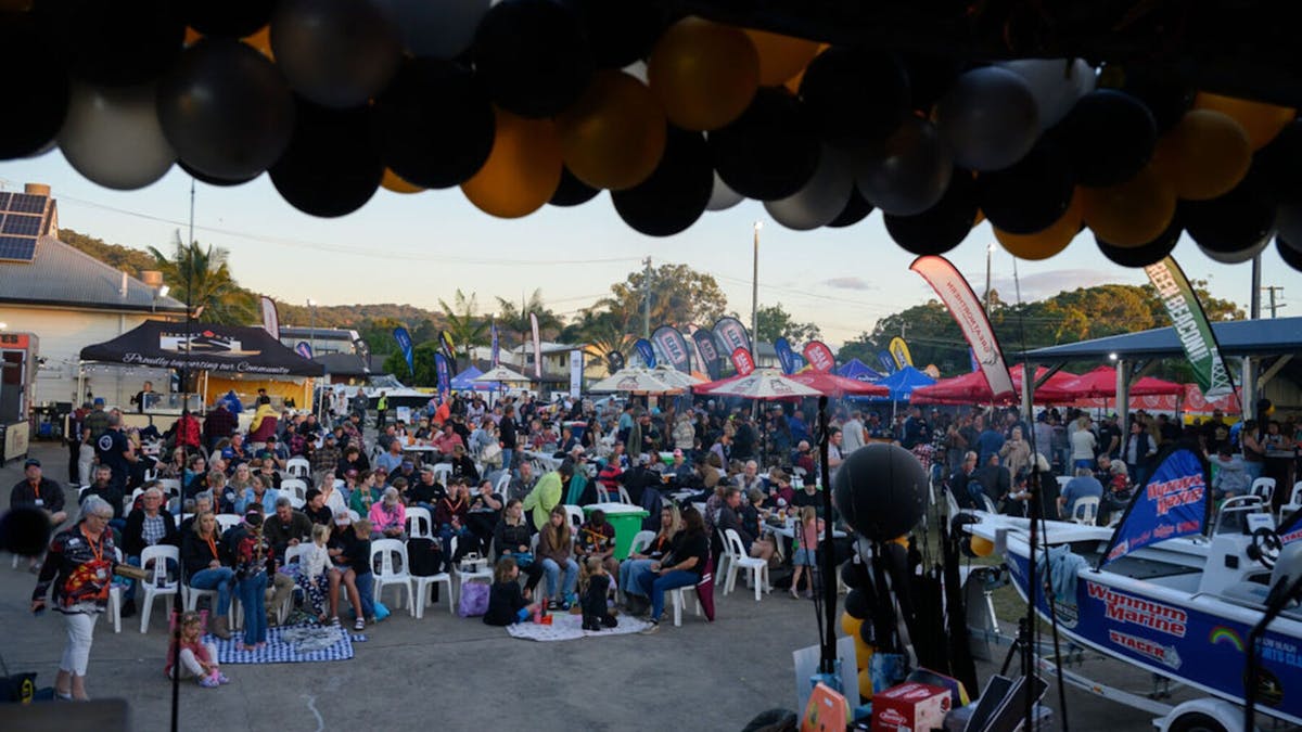 crowd, entertainment, prizes, giveaways