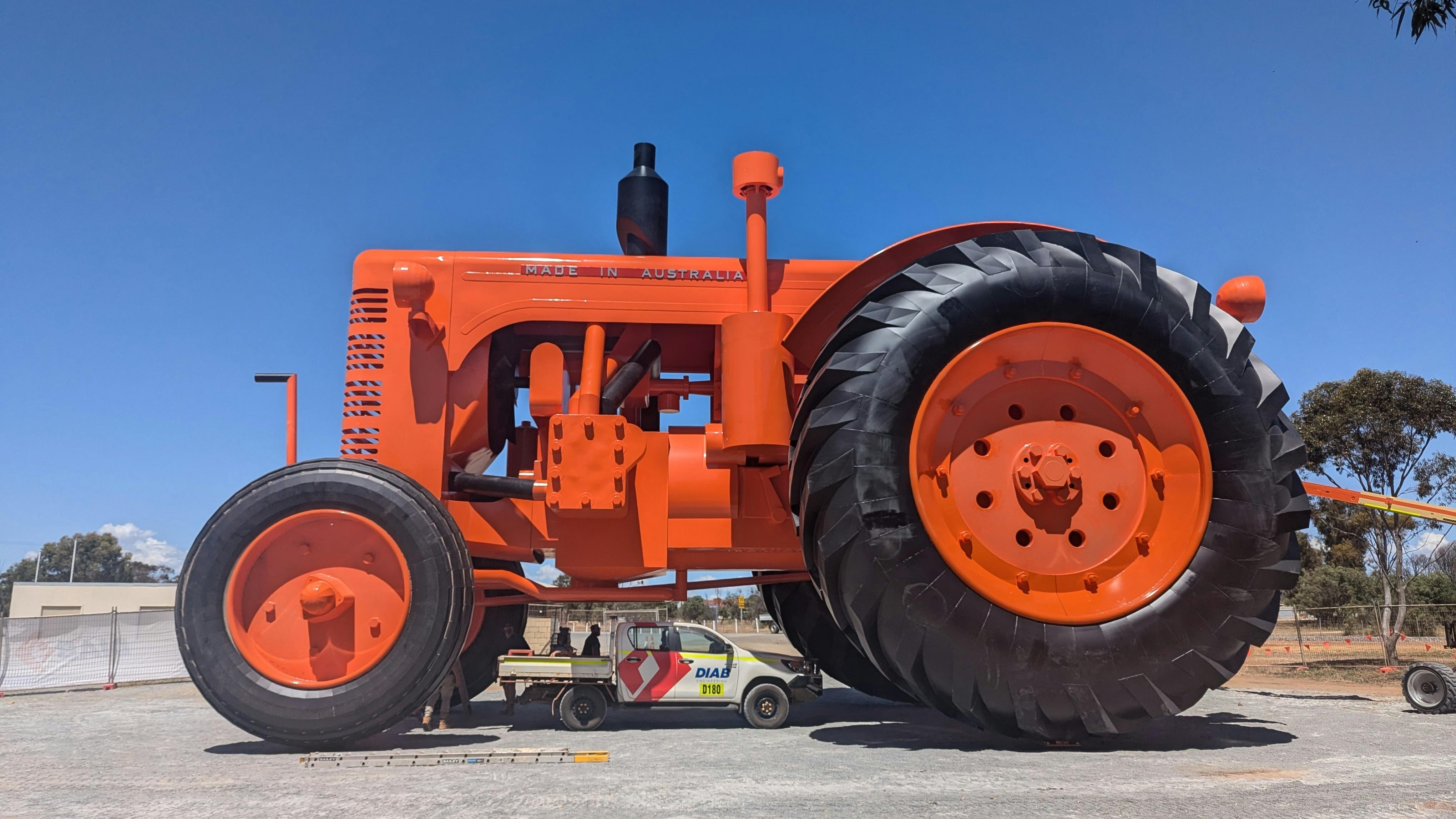 カーナマーにある世界最大のトラクター - 見どころ - Tourism