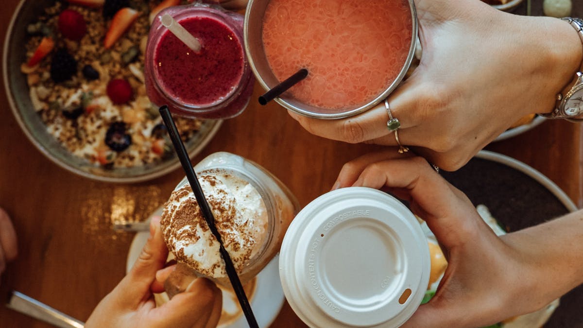 Sidewalk Café Airlie Beach – vibrant breakfast, smoothies, and great coffee by the beach