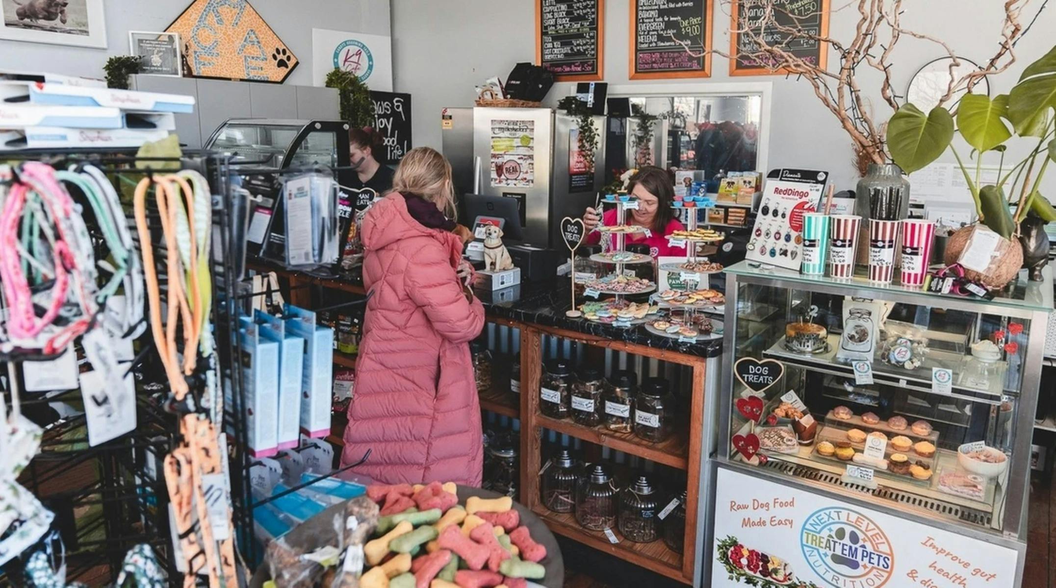 店のカウンターにいる人