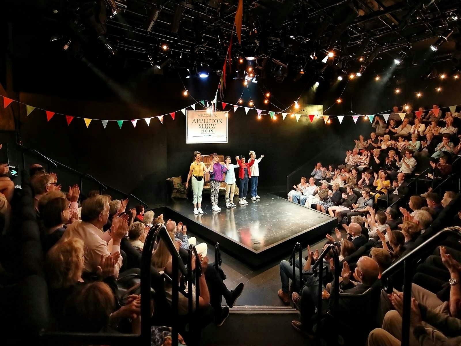 DAS APPPLETON LADIES‘ POTATO RACE von Melanie Tait