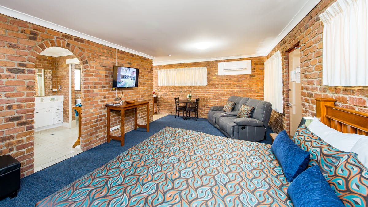 King Spa & Courtyard has King bed, 2 person spa & private courtyard, ultimate luxury for couples