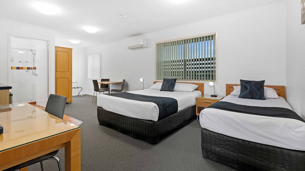 Queen bed, single bed, dining area